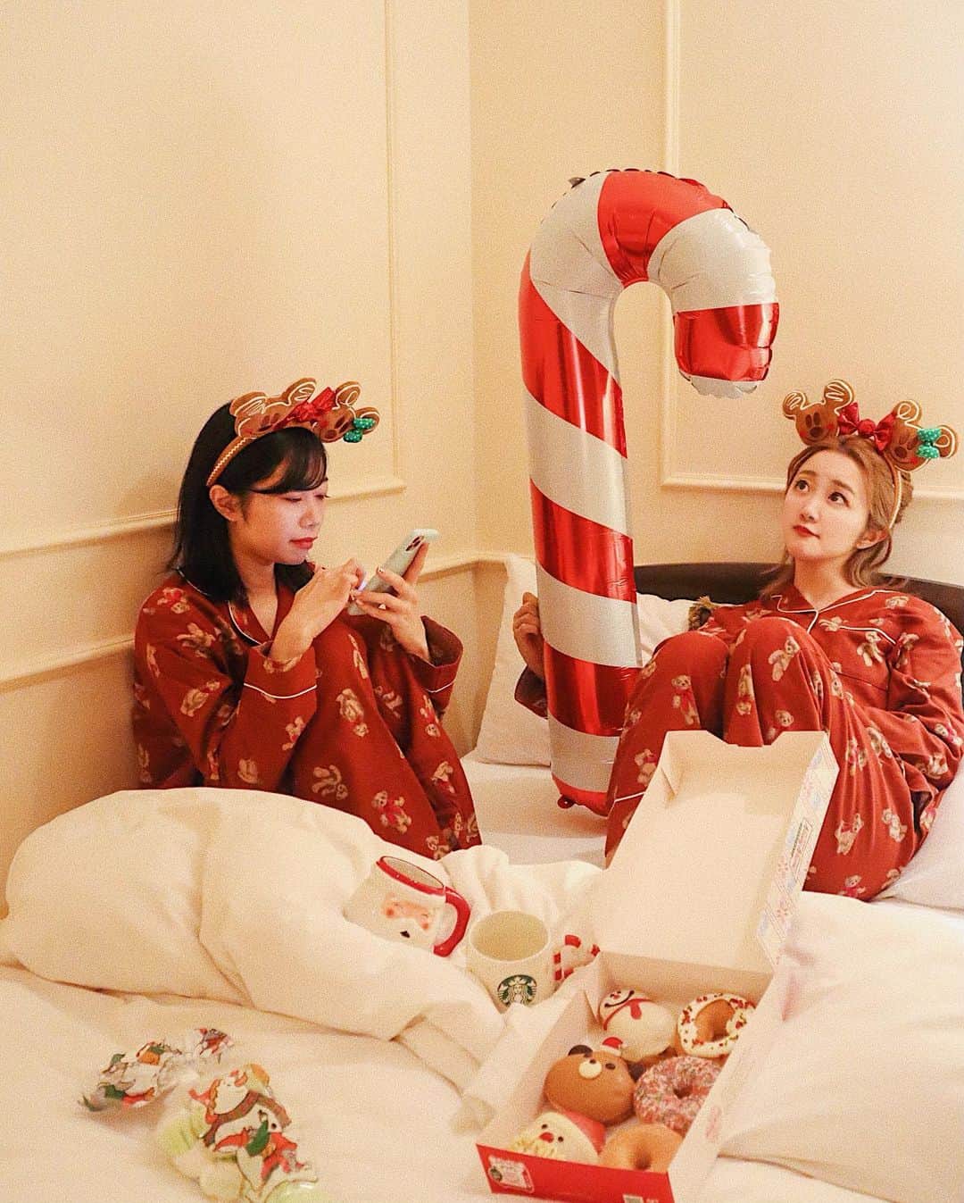 中島絢乃さんのインスタグラム写真 - (中島絢乃Instagram)「👭🍩🎄﻿ ﻿ ﻿ クリスマスパーティー(仮)の途中、﻿ やらなきゃいけないことを片付けている﻿ 妹ちゃん(@nakajima_natsuki )と﻿ 手持ち無沙汰すぎる姉の図😂👭💭🎄笑﻿ ﻿ クリスマスっぽい写真たち、﻿ クリスマスまでに載せ終われるかなあ😌🎄笑﻿ できるだけ更新しようっと！✏☁️️﻿ ﻿ ﻿ ﻿ ではでは、おやすみなさい🌜💭﻿ ﻿ 𓂃 𓈒𓏸 ‎𓂃 𓈒𓏸 ‎𓂃 𓈒𓏸 ‎𓂃 𓈒𓏸 ‎𓂃 𓈒﻿ #disneysisters_jp#中島姉妹﻿」12月20日 0時17分 - nakajima_ayano