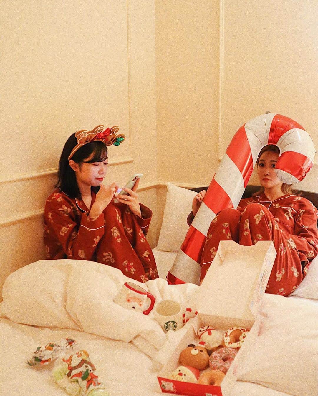 中島絢乃さんのインスタグラム写真 - (中島絢乃Instagram)「👭🍩🎄﻿ ﻿ ﻿ クリスマスパーティー(仮)の途中、﻿ やらなきゃいけないことを片付けている﻿ 妹ちゃん(@nakajima_natsuki )と﻿ 手持ち無沙汰すぎる姉の図😂👭💭🎄笑﻿ ﻿ クリスマスっぽい写真たち、﻿ クリスマスまでに載せ終われるかなあ😌🎄笑﻿ できるだけ更新しようっと！✏☁️️﻿ ﻿ ﻿ ﻿ ではでは、おやすみなさい🌜💭﻿ ﻿ 𓂃 𓈒𓏸 ‎𓂃 𓈒𓏸 ‎𓂃 𓈒𓏸 ‎𓂃 𓈒𓏸 ‎𓂃 𓈒﻿ #disneysisters_jp#中島姉妹﻿」12月20日 0時17分 - nakajima_ayano