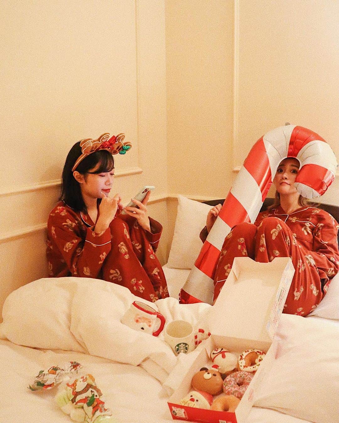 中島絢乃さんのインスタグラム写真 - (中島絢乃Instagram)「👭🍩🎄﻿ ﻿ ﻿ クリスマスパーティー(仮)の途中、﻿ やらなきゃいけないことを片付けている﻿ 妹ちゃん(@nakajima_natsuki )と﻿ 手持ち無沙汰すぎる姉の図😂👭💭🎄笑﻿ ﻿ クリスマスっぽい写真たち、﻿ クリスマスまでに載せ終われるかなあ😌🎄笑﻿ できるだけ更新しようっと！✏☁️️﻿ ﻿ ﻿ ﻿ ではでは、おやすみなさい🌜💭﻿ ﻿ 𓂃 𓈒𓏸 ‎𓂃 𓈒𓏸 ‎𓂃 𓈒𓏸 ‎𓂃 𓈒𓏸 ‎𓂃 𓈒﻿ #disneysisters_jp#中島姉妹﻿」12月20日 0時17分 - nakajima_ayano