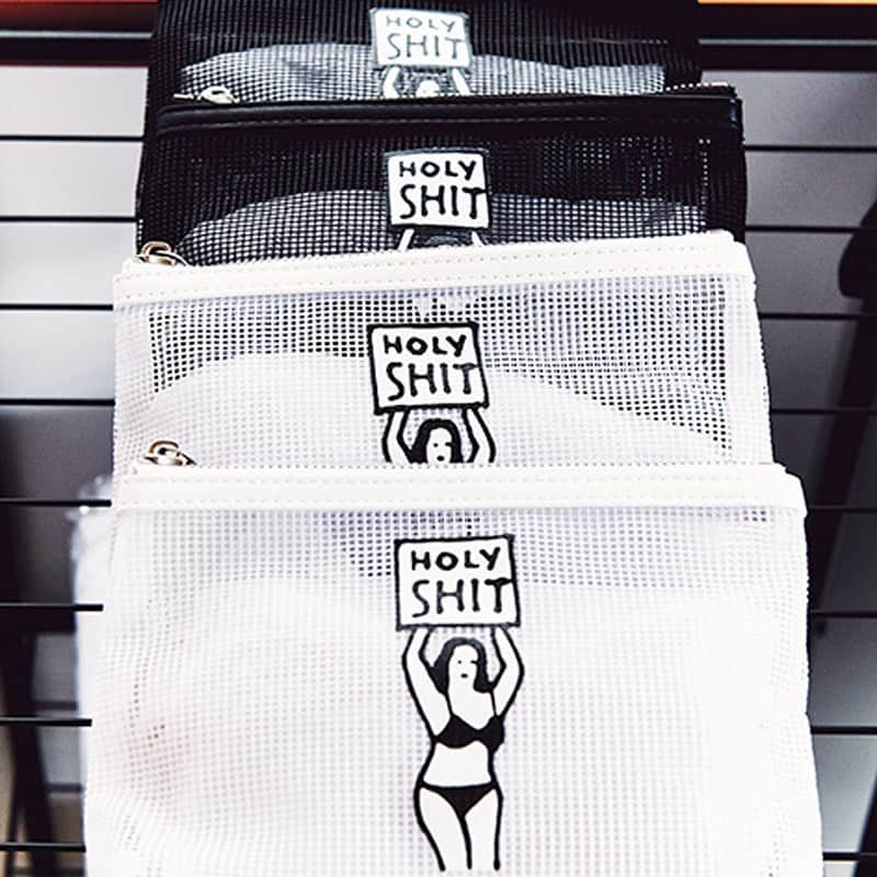 ginza magazineさんのインスタグラム写真 - (ginza magazineInstagram)「【心ときめくものに出合えるニューショップ】 HOLY SHIT  東京・世田谷区上馬の小さな商店街にひっそりオープン。「HOLY SHIT」と書かれたボードを掲げる謎のキャラクターに誘われ、興味本位で訪れる客も多いそう。売店のようなゆるさを醸し出す店は、プロレス、格闘技をテーマにした雑誌『KAMINOGE』の編集長、井上崇宏さんと友人がタッグを組んでスタート。服と生活雑貨を販売し、カフェも併設。  ‪住所:東京都世田谷区上馬1-16‬-‪9‬ ‪TEL: 03-6450-9169‬ ‪時間:‬ ‪10:00〜20:00‬    休み:無休  ----- 発売中の1月号では、おしゃれな日用品が揃うニューショップを紹介しています🤝 @ginzamagazine   #ginzamagazine #センスのいい人が毎日使うもの #日用品 #日用品リスト #雑貨 #愛用品 #ニューショップ #新店 #インテリア #家具 #インテリアショップ #古道具 #雑貨店 #HOLYSHIT #KAMINOGE #プロレス #格闘技」12月20日 0時17分 - ginzamagazine