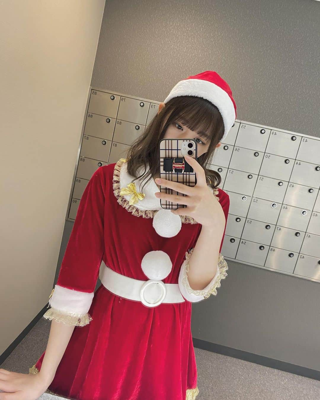 松田美里さんのインスタグラム写真 - (松田美里Instagram)「もうすぐクリスマス   前にも投稿したけど冬っぽiPhoneケース最近ゲットしたの めちゃ可愛くない？ここの前も使ってた🤍  あとなんかさっき見たらMAX50%オフも20日までやってるぽくて、という事は今日中だ（笑） お揃いしたい言うてくれる子今まで居たからよかったら是非☁️  #alamain#アラメイン#iPhoneケース #iPhonecase #ハンドメイド #ハンドメイド作品 #ハンドメイド作家 #ハンドメイド雑貨#プチプラ#クリスマス」12月20日 0時17分 - miri_matsuda