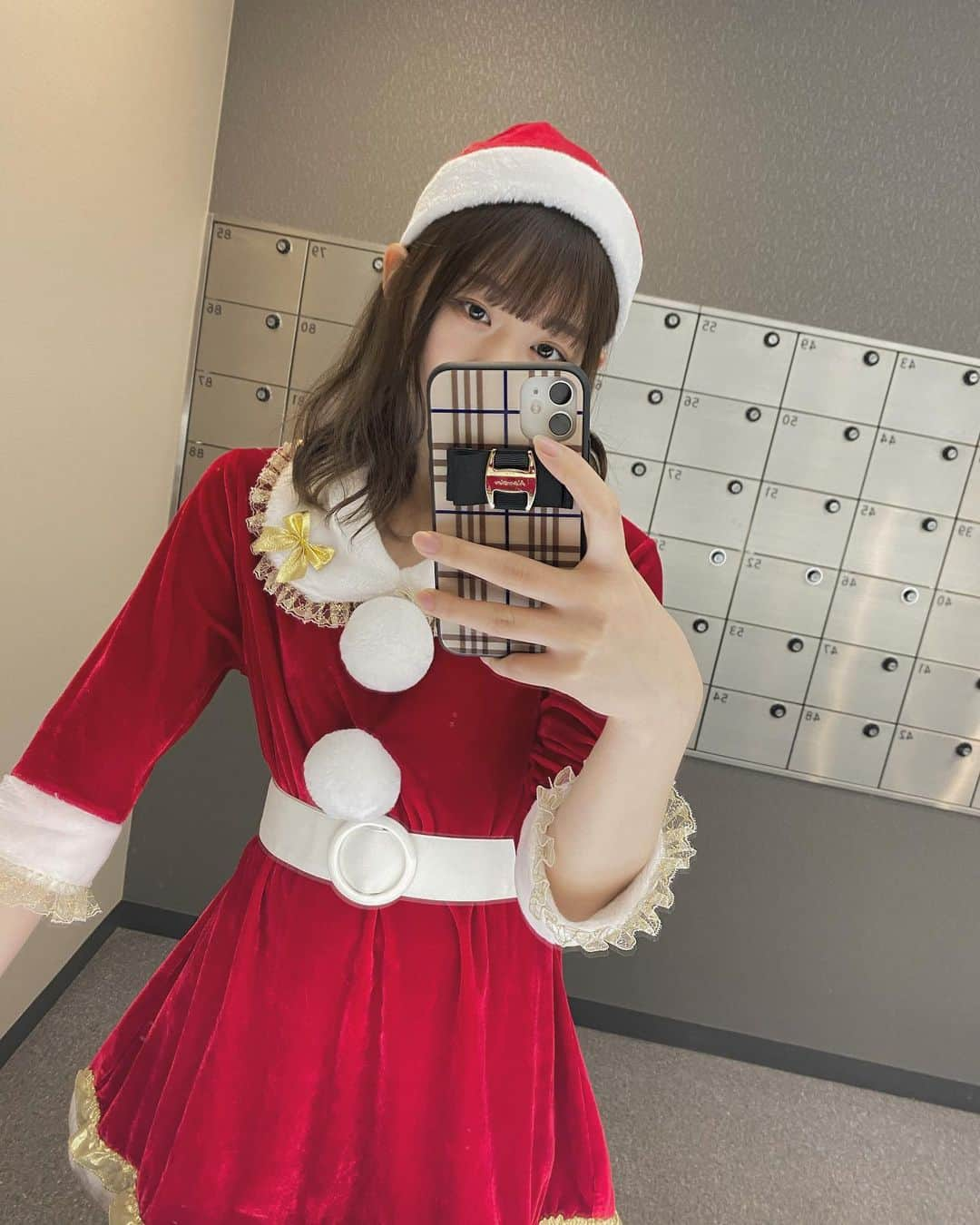 松田美里さんのインスタグラム写真 - (松田美里Instagram)「もうすぐクリスマス   前にも投稿したけど冬っぽiPhoneケース最近ゲットしたの めちゃ可愛くない？ここの前も使ってた🤍  あとなんかさっき見たらMAX50%オフも20日までやってるぽくて、という事は今日中だ（笑） お揃いしたい言うてくれる子今まで居たからよかったら是非☁️  #alamain#アラメイン#iPhoneケース #iPhonecase #ハンドメイド #ハンドメイド作品 #ハンドメイド作家 #ハンドメイド雑貨#プチプラ#クリスマス」12月20日 0時17分 - miri_matsuda