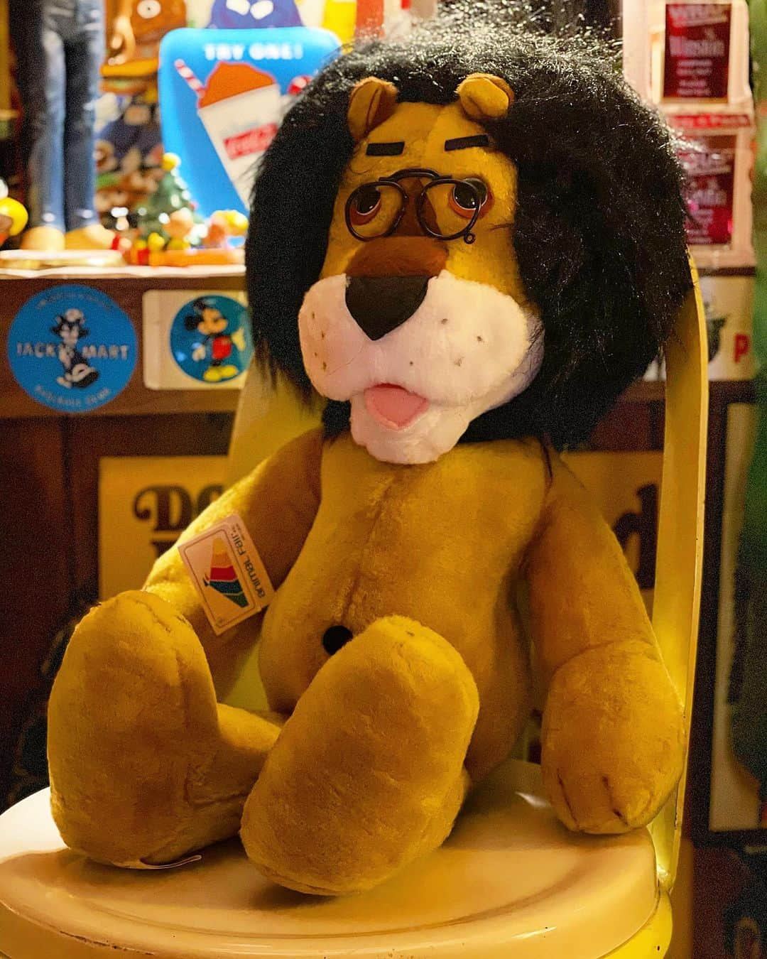 大川知英のインスタグラム：「87's Animal Fair LION Plush Dole🦁 僕のような老眼ライオン👨🏾 今日はいつもお通販でお世話になってます 皆様からなんとプレゼントして頂きました😭🙇‍♂️❗️なんて嬉しい事でしょう。。下品で おっぱい好きでデリカシーなくて押し付けがましくてお風呂入らなくてゲップばかりする馬鹿野朗は帰りながら皆様の優しさに包まれながらずっぽし飾らせて頂きました🙇‍♂️プレゼントして頂いた皆様本当にありがとうございました❗️🙇‍♂️😭😭 キャプテンこれからも楽しい配信を やって行くのでよろしくお願いてぃます🙇‍♂️ ps.希少種のみんなは違うのねw🤡Upi-❗️💩 #animalfair #lion#plushdoll#87s #僕のようなライオン#感激 #皆様ありがとうございました#涙の帰り道 #大切に飾らせて頂きます#繋がりに感謝 #amecajiboys #takatsubase#アメトイ部 #captain」