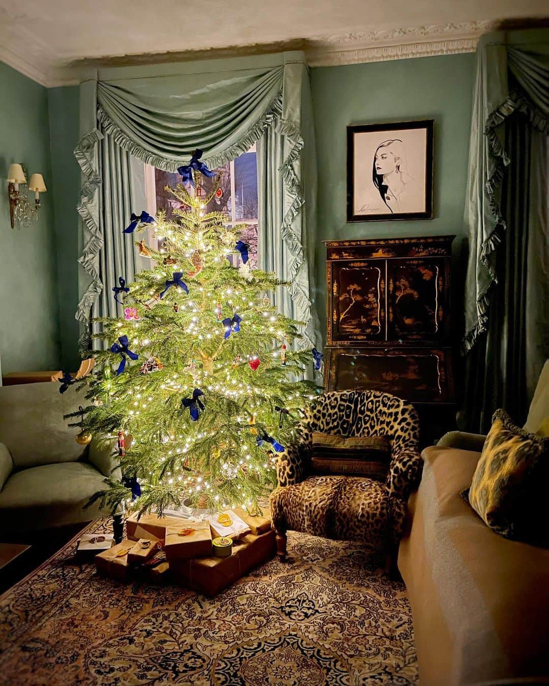 ペオニー・リムのインスタグラム：「Our first proper #christmastree .  #peonylimhomedecor #peonylimchristmas」