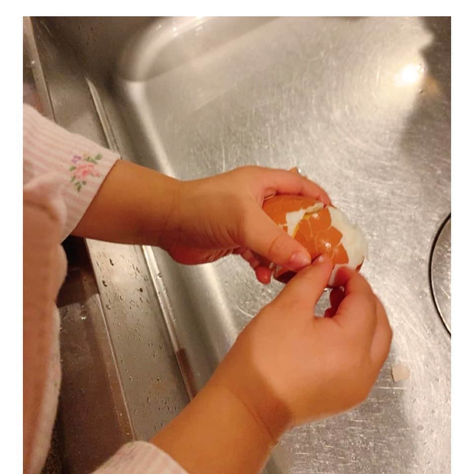 飯田圭織さんのインスタグラム写真 - (飯田圭織Instagram)「こんばんは🌇 冬休みが始まります。朝、昼、晩と食事の用意の生活になりますね。 品数やバランスも効率よくする為にも作り置きは大切になります。 コストコでたまごをたくさん購入したので味付きゆで卵を作りました。 ラーメンやあと一品という時に役立ちそう✨娘がお手伝いしてくれました😍😍ありがとう❤️❤️ #こんばんは #作り置き #味付き卵  #冬休み #娘 #お手伝い #ありがとう」12月19日 22時44分 - iidakaori.official