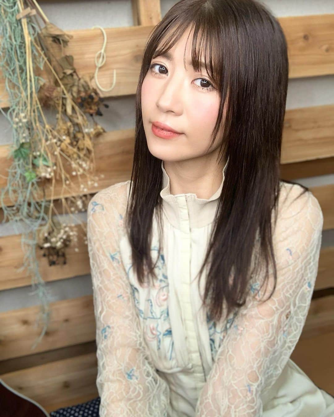 木本夕貴のインスタグラム：「前にTwitterでも載せて、Instagramに載せよう！と思ってて忘れちゃってた！！！🤣  超お気に入りのワンピース😍 レース✖️刺繍。 そして ウエストがキュッとしてるから、スタイルよく見える！！ ロングワンピース って、ストン。としてるものが多いから、身体のラインに沿ってくれるのはとっっっても嬉しいの🥺💓  数年前の 👗snidel なんだけど、黒もあってこれも超可愛くて欲しいなあ😍  ワンピースがほんとにほんとに大好き💕  今はね、 こじはるさんのHer lip toのベロア ワンピースと、 Ameriのワンピース、la belle Etudeも可愛いの多くて気になってる、、、🤔💓  ファッションはわたしにとって生きてくための武器みたいなかんじなんだあ！ 大好きな服を着たり 大好きな靴を履いたり するだけで 生きるパワーが湧いてくる❣️  ファッションって偉大。 ファッションのサステナビリティについてもちょっとずつ学んでいきたいなあと思ってるよ🤔✨  勉強とか大っっっキライだったのに、最近はネットで色々調べて読むのが好き👀」