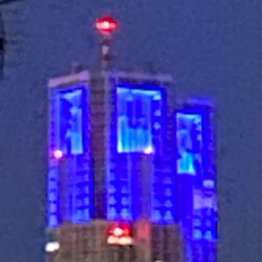 藤井ペイジさんのインスタグラム写真 - (藤井ペイジInstagram)「やべぇ時には都庁が赤く染まるでお馴染み東京アラートってもうやらんようになったん？ここ数日、なかなかのアラートチャンスな気するけど、鮮やかな青ですな。 #都庁 #東京アラート」12月19日 22時44分 - fujii_page