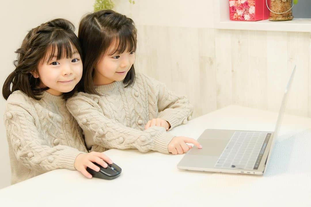 Yukiさんのインスタグラム写真 - (YukiInstagram)「長女の習い事中に 双子ちゃんはおうちで英語を たのしみながら自然と学んでます😊💕  ぬりえや音楽を取り入れられていて、 たのしい！を感じさせてくれる学びがありがたい☺️✨  子供向けのオンライン英語アプリのRakuten ABCmouseは リニューアルキャンペーンとして 1/8まで1ヶ月プランが1480円✨ １年プランは9800円とお得に始めらます😊👏💓  三姉妹の我が家としてはとっても嬉しい価格☺️✨  冬のおうち時間に活用したいです^_^  #楽天ABCマウス #おうち英語 #PR @abcmousejapan」12月19日 22時45分 - yukikuu96