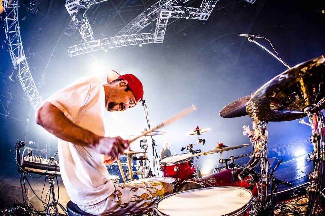 藤原広明のインスタグラム：「ポートメッセなごや1～3号館 『MERRY ROCK PARADE 2020』 大トリありがとうございやした。メリロのあなたにびっくらゔっ🦍🦍🦍🦍  photo by @cazrowAoki」