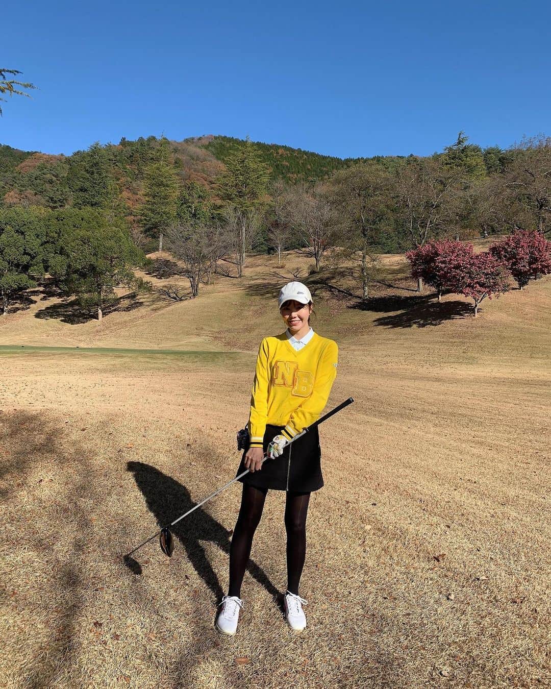 金子栞のインスタグラム：「かなり前のですがゴルフコーデ🤍 この時はほどよくあったかくてよかったです。  凍える寒さになる前に行けるといいな。  なんだか例年より師走感が薄いのはどこにも出かけてないからかも？ お友達にも全然会ってないけれど、今年は我慢の年ですね😌  #過去pic#ゴルフコーデ」
