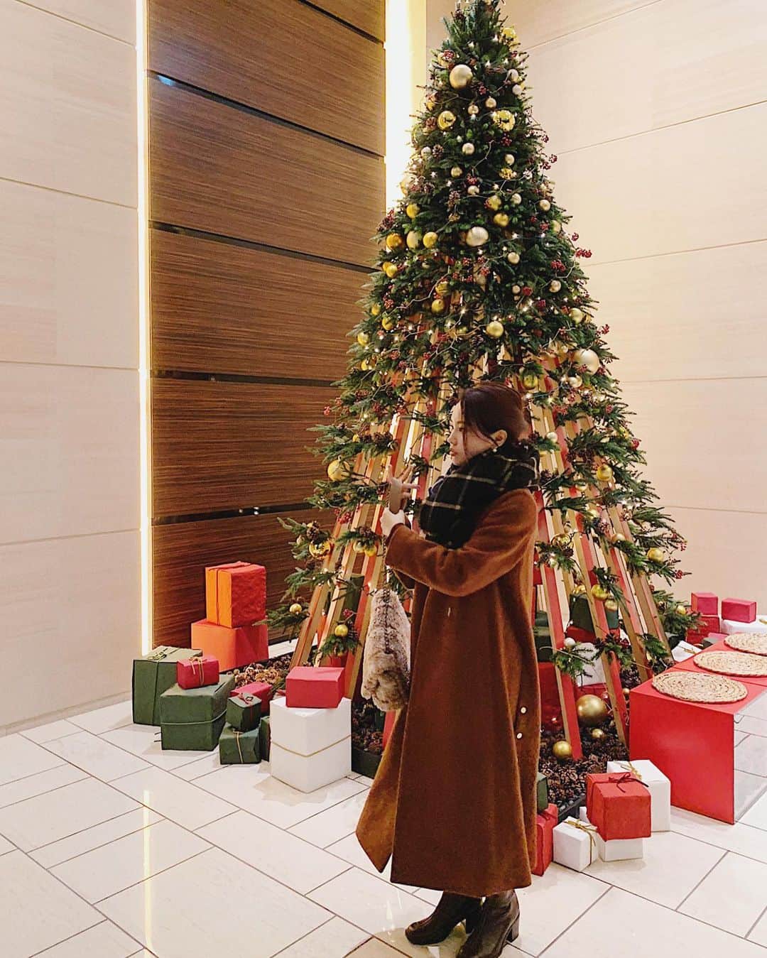 のインスタグラム：「𝑋'𝑚𝑎𝑠 𝐴𝑓𝑡𝑒𝑟𝑛𝑜𝑜𝑛 𝑇𝑒𝑎  . .  最後のconrad投稿〆  宿泊の翌日は #conradtwentyeight  のアフタヌーンティー☕︎  X'mas仕様で とってもかわいかった🎅🏻 そして生演奏のクリスマスソング◎  頂いたくまちゃんは会社のデスク に飾ってます〜💻〆  . .  .  〜  Coat> @emmelrefines   Bag/Scarf> @zara  　 Boots> @evol_official0   〜 #うじちゃんコーデ𓆫 #151cmコーデ #低身長コーデ #おちびコーデ #低身長女子  #sサイズコーデ #おちびの輪 #おちびさんと繋がりたい #低身長さんと繋がりたい #低身長コーデ #低身長ファッション#低身長ファッションスタイル #conradtokyo #コンラッド東京 #都内ホテルステイ #都内ホテル #ホテルステイ満喫 #バスルームインテリア #バスタイム #ホテル女子会 #コンラッドベア #アフタヌーンティー #アフタヌーンティーティールーム #クリスマスアフタヌーンティー」