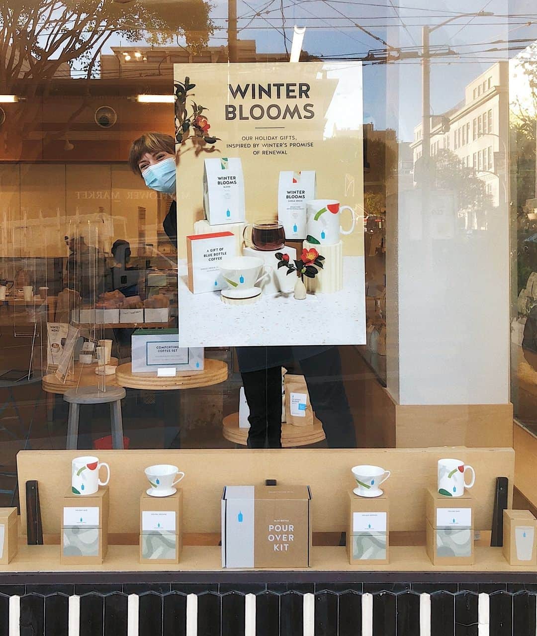 Blue Bottle Coffeeのインスタグラム：「Stop by for a coffee, finish your holiday shopping. ⁠ ⁠ From limited-edition Winter Blooms coffees to our new coffee subscription gift boxes and virtual class cards, we have everything the coffee lovers in your life might need. For contactless pickup, you can order gifts ahead on the app and pick them up in your cafe of choice. Use our link in bio to download the app. ⁠」
