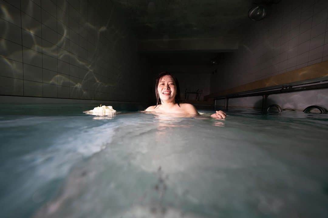 大松絵美さんのインスタグラム写真 - (大松絵美Instagram)「水中ウエディングNGショット。 最後なんで急にお風呂？」12月19日 22時53分 - emirin1004