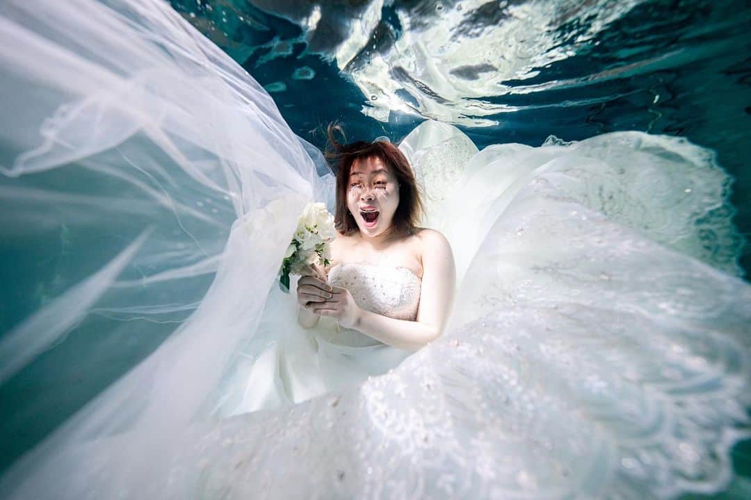 大松絵美さんのインスタグラム写真 - (大松絵美Instagram)「水中ウエディングNGショット。 最後なんで急にお風呂？」12月19日 22時53分 - emirin1004