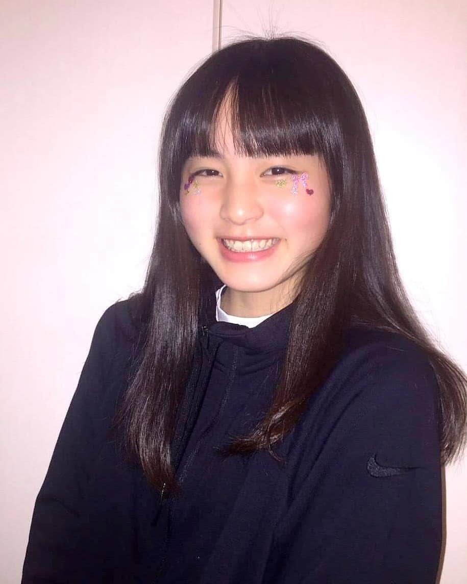 丸本凛さんのインスタグラム写真 - (丸本凛Instagram)「顔シールを大好きな友達と🤎 #顔シール#friend#photooftheday#instagood#likeforlikes#ふらっしゅ#flash#nike#パーカー#tennis#tennis🎾#15歳#中3」12月19日 22時54分 - rinmarumoto