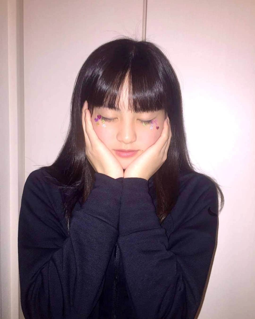 丸本凛さんのインスタグラム写真 - (丸本凛Instagram)「顔シールを大好きな友達と🤎 #顔シール#friend#photooftheday#instagood#likeforlikes#ふらっしゅ#flash#nike#パーカー#tennis#tennis🎾#15歳#中3」12月19日 22時54分 - rinmarumoto