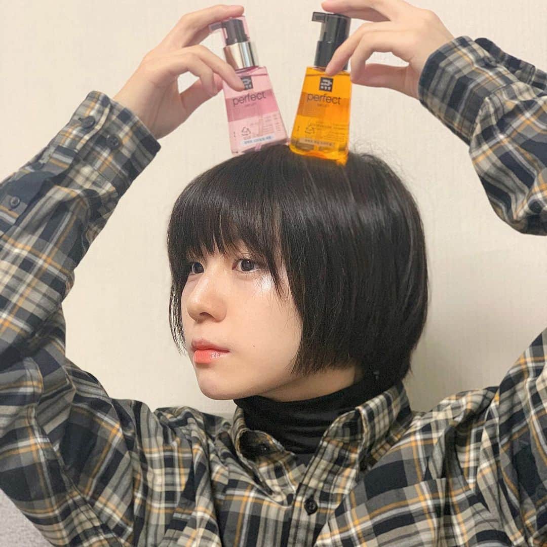光永さんのインスタグラム写真 - (光永Instagram)「ミジャンセンのヘアオイルを頂きました！ 全然ベタつかなくて、まとまって、最高です！ありがとうございます！ お風呂上がりはオレンジ、アイロンとかでセットする時はピンク使っています🍊🍑 . 韓国でめちゃくちゃ流行っているヘアオイル。 コスパも良いし、お薦めさせていただきます🥰 . . #ミジャンセン #ヘアケア #ヘアオイル #パーフェクトセラム #ミジャンセンヘアオイル  #miseenscene #PR」12月19日 22時57分 - hinata_official__