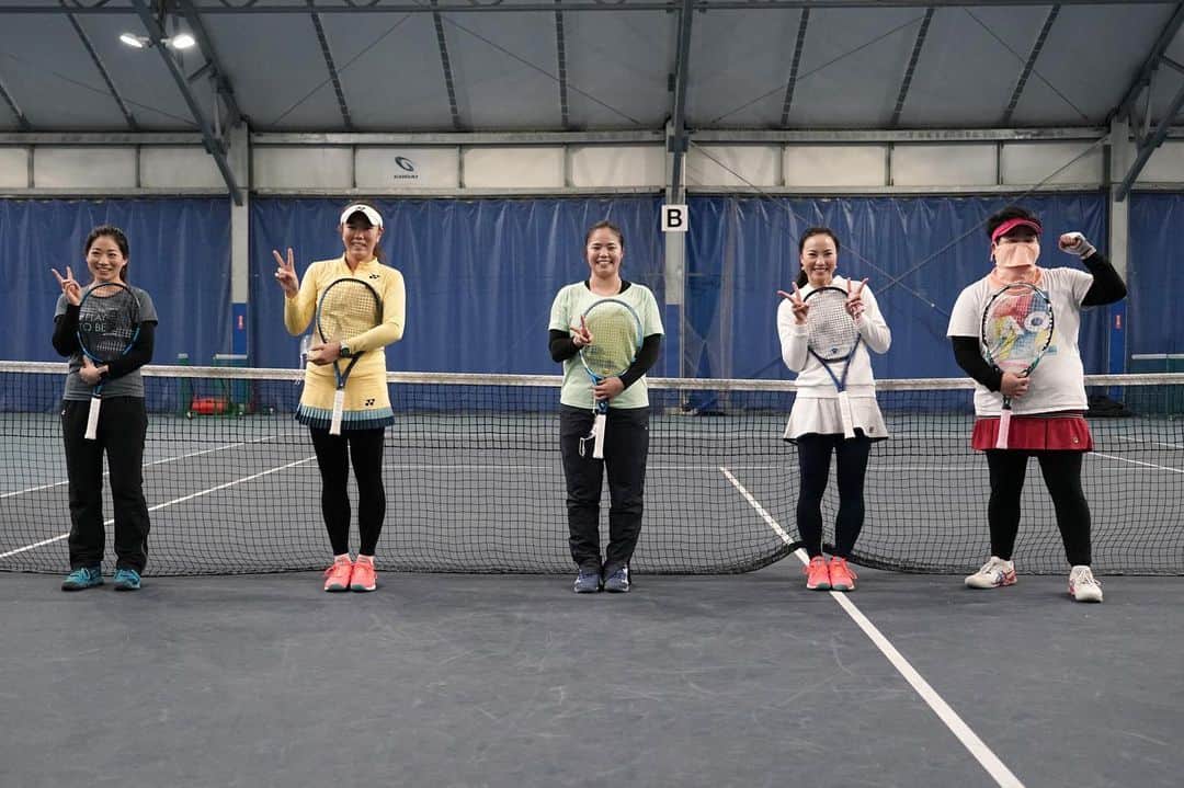 吉冨愛子 のインスタグラム：「バモサー初参戦🔥 今回はバモサー女子会SP😂  ご参加頂いた皆様ありがとうございました😊 そして感染対策にご協力ありがとうございました🙇‍♀️  そしてお声掛けくださり企画から当日まで 邦子さん@vamoswatanabe ありがとうございました🙃 コスプレしておふざけしてるだけではなく(笑)、感染対策やイベント内容などをしっかり取りまとめて頂きました。  コロナ渦でも一人一人の距離が確保でき楽しめるテニスは改めて素晴らしいなと感じます！  健康第一に皆様とまたどこかでお会いできる事を楽しみにしています🤗  Photo by ©️itoh  #テニス #スポル #テニス女子 #女子会 #お笑い芸人 #イベント #バモサー #楽しすぎた #バボラ #tennis #athlete #festa #babolat #babolattennis #babolatjapan #comedian #アオヤマスポーツ」