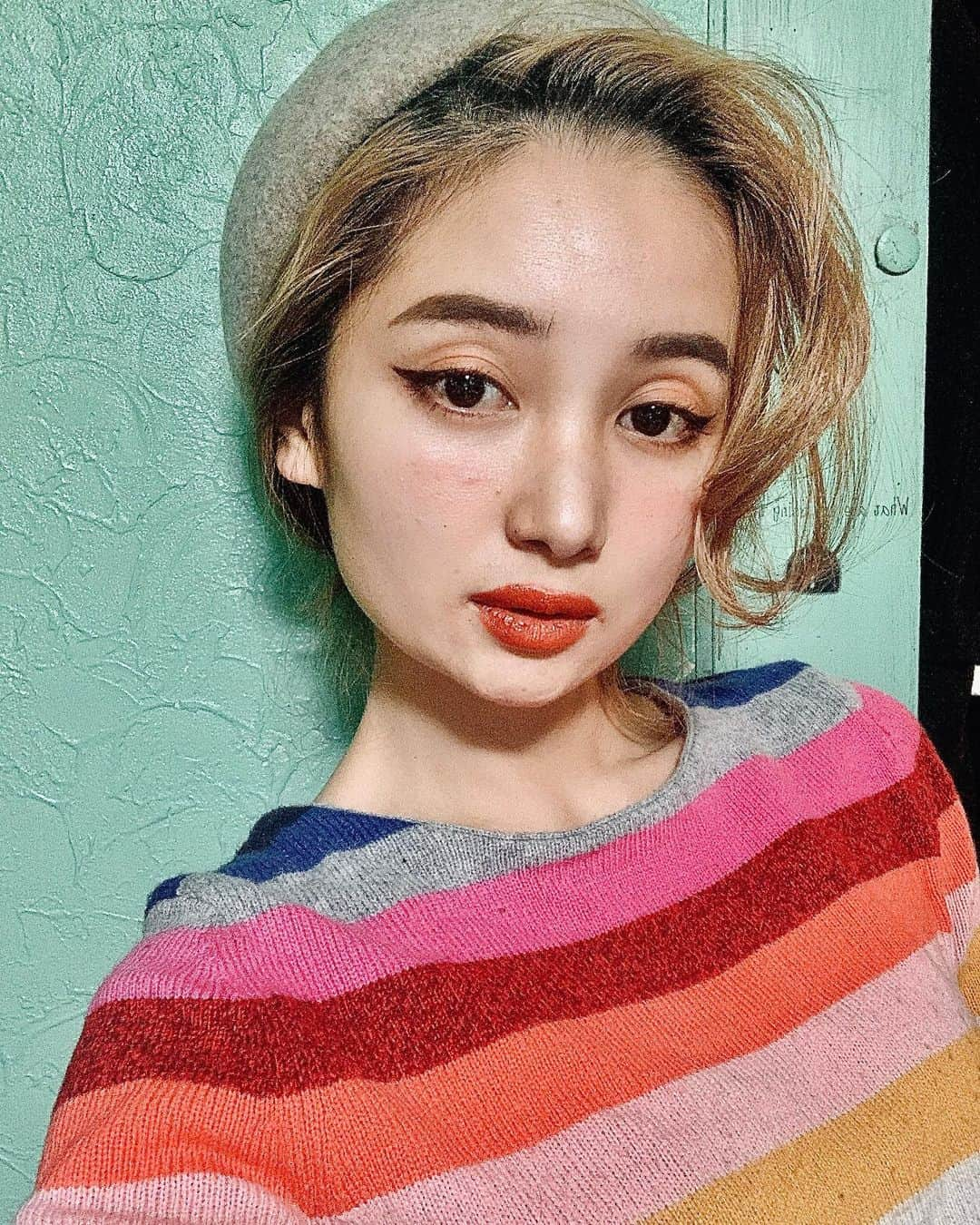 チアコマさんのインスタグラム写真 - (チアコマInstagram)「キャットラインでレトロメイク💄❤️﻿ 瞳の真ん中あたりからガッツリ釣り上げた👁﻿ ﻿ ﻿ #抜け感メイク　#レトロメイク　#vintage ﻿ #オレンジメイク　# #make #model﻿ #ブロンド　#メイク　#大人かわいい  #hair #salonmodel #チアコマ　#レトロ #vintagefashion #makeup」12月19日 22時57分 - chia_koma