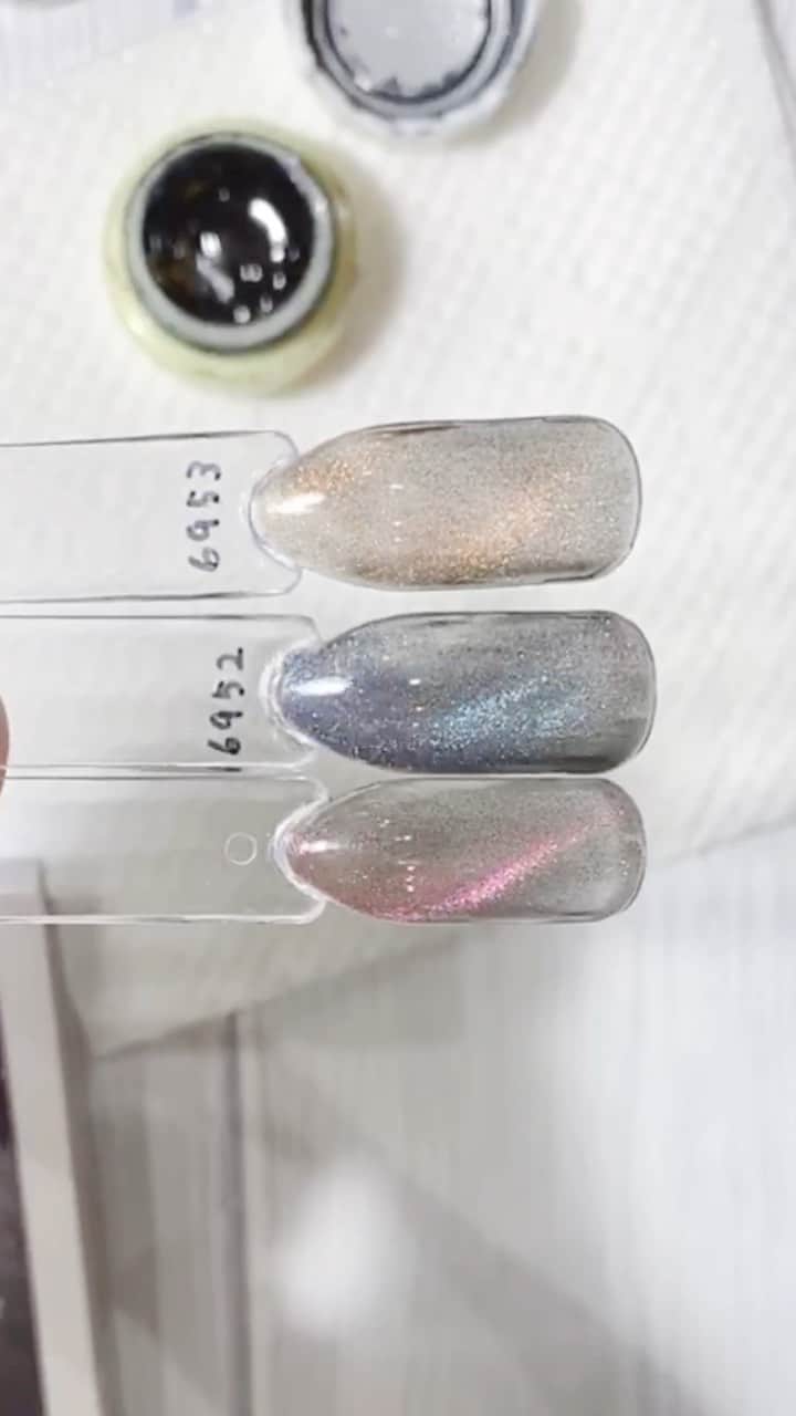 なかやまちえこのインスタグラム：「マグネットジェル きまぐれキャット Cat’sEye のオーロラカラーから3色使って、オーロラネイルを作ります。⠀ ⠀ 6952 オーロララメールアイ⠀ 6953 オーロラソレイユアイ⠀ 6954 オーロラフルールアイ⠀ ⠀ まずは、色味のご紹介です。⠀ ⠀ Magnet Gel Make an aurora nail using 3 colors from the aurora color of the Kimagure cat 『Cat’sEye』. ⠀  ⠀  6952 Aurora Lamer Eye ⠀  6953 Aurora Soleil Eye⠀  6954 Aurora Fleur Eye ⠀  ⠀  First of all, I would like to introduce the colors.  PREGEL・Betty gel・きまぐれキャット・PREANFA・PREXY商品は、ネイリストの方は↓ ⠀ プリモール @nail_premall ⠀ http://gelnailshop.com/ ⠀ ⠀ キャンディポケット @candypocket_official ⠀ http://www.beautysupport.jp/sm/script_main/shoptop.php ⠀ ⠀ セルフの方は↓ ⠀ ジョイアート @joyartofficial ⠀ http://joyart.biz/ ⠀ ⠀ にて購入頂けます☺️⠀⠀ ⠀ @pregelofficial @kimagure_cat_whim @bettygel_official  #nail #nails #nailart #ネイル #美甲 #ネイルアート  #japanesenailart #manucure #japanesenails #manicurist #gelnails #أظافر #네일아트 #미용 #vẽmóng #ngườiđẹp  #เพ้นท์เล็บ #искусствоногтя #artedeuñas #เพ้นท์เล็บเจล #ジェルネイルデザイン #ネイルデザイン #senikuku #nagelkunst #3dnails #3dネイル #リボンネイル #ribbonnails」