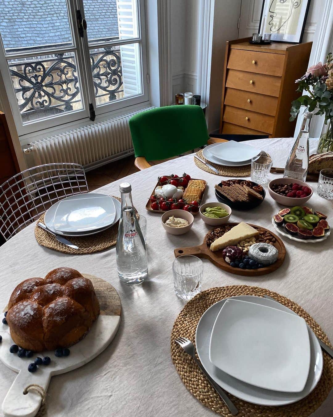 evianのインスタグラム：「Our #eviantable holidays serie continues with @mariegilliot Parisian lunch set up, ready to host the whole family. Share yours with #eviantable and #stayhydrated this weekend 💦  #evian #evianwater #stayhydrated #positivedrops」
