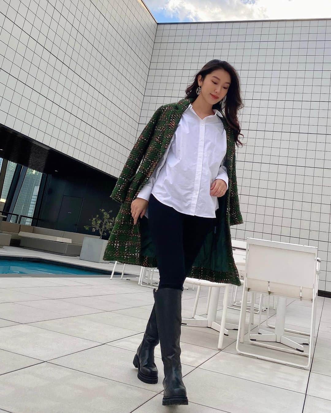 恵里花さんのインスタグラム写真 - (恵里花Instagram)「My early Xmas present 🎁 👢﻿ ﻿ @stellaviana_official さんの展示会で注文した﻿ ロングブーツが早速届いたので履いてみました😍﻿ ずっと欲しかったブラックカラー🖤🖤﻿ 形もデザインもタイプなの🥺✨﻿ ﻿ なによりこの寒い季節には﻿ ロングブーツがほんとに欠かせないっ❄️❕﻿ 他のアイテムも届いているので﻿ また近々合わせたコーデをアップします📸✌🏼﻿ ﻿ #STELLAVIANA﻿ #ステラヴィアナ﻿ #ロングブーツ﻿ #着回しコーデ﻿ 〈📸コーデまとめハッシュタグ#erikasfd〉﻿」12月19日 23時04分 - erikaig.jp