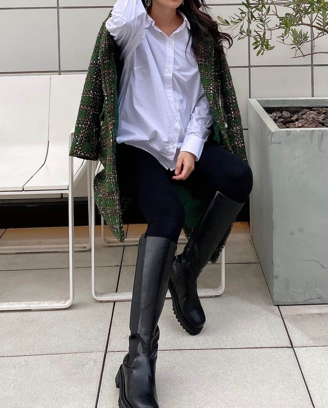 恵里花さんのインスタグラム写真 - (恵里花Instagram)「My early Xmas present 🎁 👢﻿ ﻿ @stellaviana_official さんの展示会で注文した﻿ ロングブーツが早速届いたので履いてみました😍﻿ ずっと欲しかったブラックカラー🖤🖤﻿ 形もデザインもタイプなの🥺✨﻿ ﻿ なによりこの寒い季節には﻿ ロングブーツがほんとに欠かせないっ❄️❕﻿ 他のアイテムも届いているので﻿ また近々合わせたコーデをアップします📸✌🏼﻿ ﻿ #STELLAVIANA﻿ #ステラヴィアナ﻿ #ロングブーツ﻿ #着回しコーデ﻿ 〈📸コーデまとめハッシュタグ#erikasfd〉﻿」12月19日 23時04分 - erikaig.jp