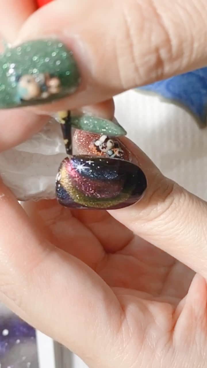 なかやまちえこのインスタグラム：「マグネットジェル きまぐれキャット Cat’sEye のオーロラカラーから3色使って、オーロラネイルを作ります。⠀ ⠀ 6952 オーロララメールアイ⠀ 6953 オーロラソレイユアイ⠀ 6954 オーロラフルールアイ⠀ ⠀ Magnet Gel Make an aurora nail using 3 colors from the aurora color of the Kimagure cat 『Cat’sEye』. ⠀  ⠀  6952 Aurora Lamer Eye ⠀  6953 Aurora Soleil Eye⠀  6954 Aurora Fleur Eye ⠀  ⠀  PREGEL・Betty gel・きまぐれキャット・PREANFA・PREXY商品は、ネイリストの方は↓ ⠀ プリモール @nail_premall ⠀ http://gelnailshop.com/ ⠀ ⠀ キャンディポケット @candypocket_official ⠀ http://www.beautysupport.jp/sm/script_main/shoptop.php ⠀ ⠀ セルフの方は↓ ⠀ ジョイアート @joyartofficial ⠀ http://joyart.biz/ ⠀ ⠀ にて購入頂けます☺️⠀⠀ ⠀ @pregelofficial @kimagure_cat_whim @bettygel_official  #nail #nails #nailart #ネイル #美甲 #ネイルアート  #japanesenailart #manucure #japanesenails #manicurist #gelnails #أظافر #네일아트 #미용 #vẽmóng #ngườiđẹp  #เพ้นท์เล็บ #искусствоногтя #artedeuñas #เพ้นท์เล็บเจล #ジェルネイルデザイン #ネイルデザイン #senikuku #nagelkunst #マグネットネイル #マグネットジェル #magneticnails」
