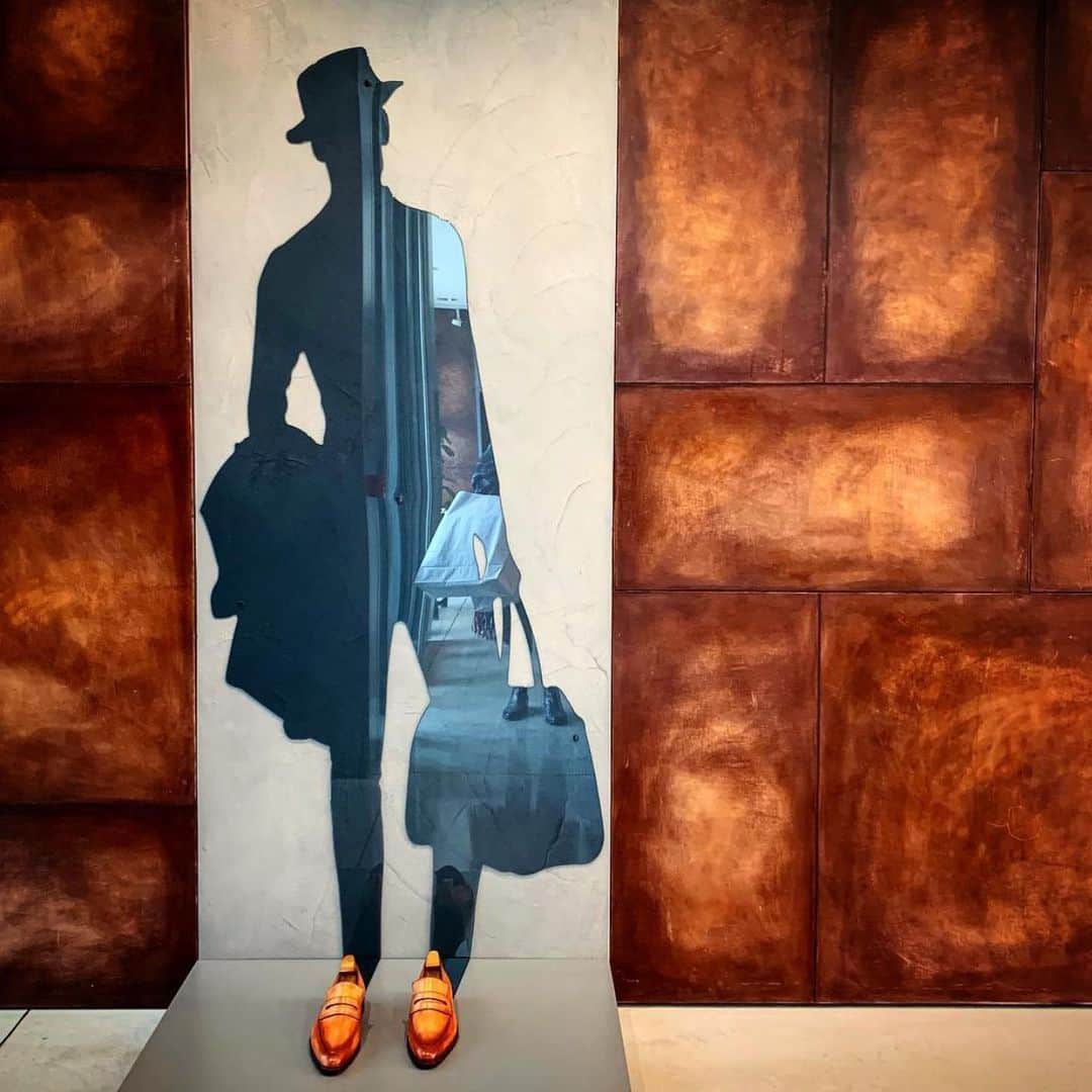 WATCHMANIAのインスタグラム：「@berluti shop windows, how not to love them?」
