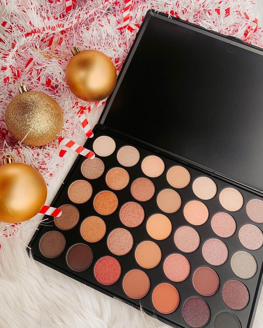 Palladio Beautyさんのインスタグラム写真 - (Palladio BeautyInstagram)「@kaydee.oldham is celebrating the holiday season with our newest Ultimate Pro Fall Shadow Palette and you should be too!   This palette is perfect for all the shimmery holiday looks ❤️  #PalladioBeauty #UltimateProFallShadowPalette」12月19日 23時07分 - palladiobeauty