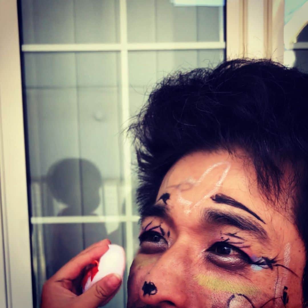 佐藤隆太さんのインスタグラム写真 - (佐藤隆太Instagram)「色々あってこんな事になりました💄 #佐藤家メイクアップ大会 #なんでも好きなようにやってごらん #子供達の芸術バクハツ #眉on眉 #髭づらゴメンナサイ💦 #マイペースタグラム」12月19日 23時18分 - ryutasato