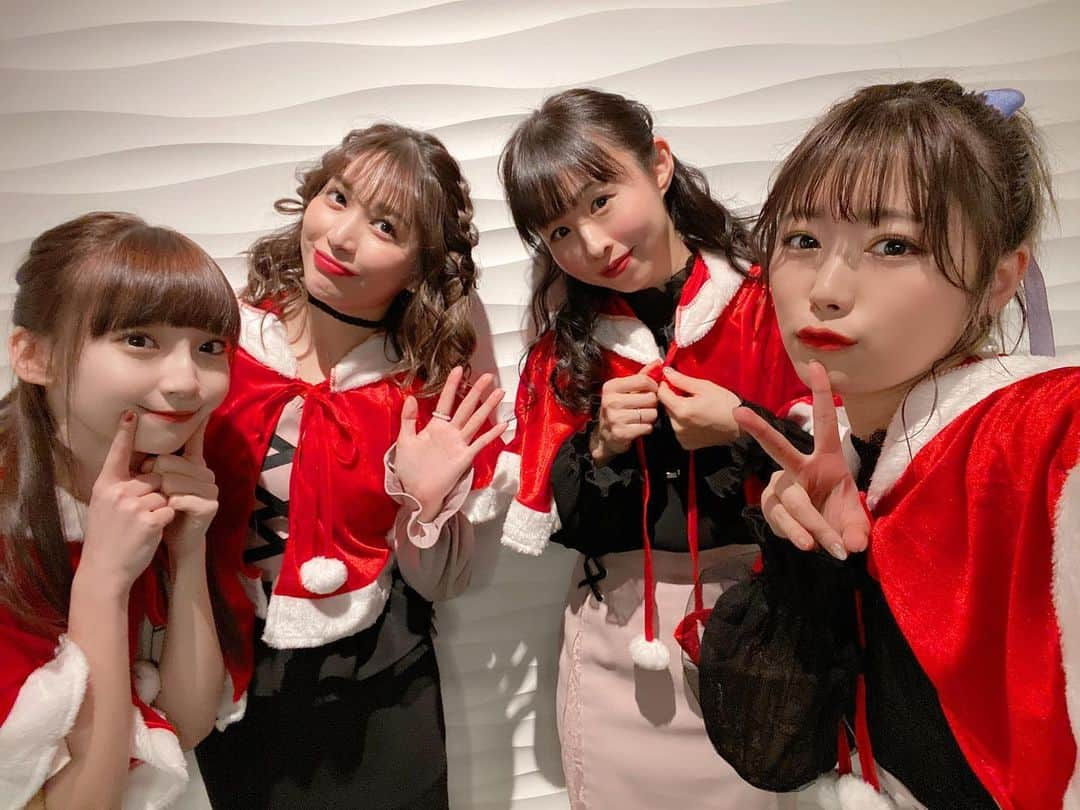 山内鈴蘭さんのインスタグラム写真 - (山内鈴蘭Instagram)「クリスマスのぽんちょかわいい🥰🎄 『#2030』ってユニット名なの！ 由来は、考えてみてーーっ🥺笑 ． ． またこの四人でライブしたいなぁ♫ トークも歌も学んだ時間でした😌 先輩との時間は本当に貴重で けれどみんな優しくて 伸び伸びさせてくださる先輩たち🥰 ． ． いつもありがとうございます❣️ ． ． #ミライステージ #スモールワールズ #クリスマス #クリスマス仮装 #クリスマス衣装 #ライブ #ホリプロ #ファミリー #niziu の歌歌ったよ💓 #eatme #衣装 #ヘアアレンジ #ポニーテール」12月19日 23時11分 - xxsuzuranxx