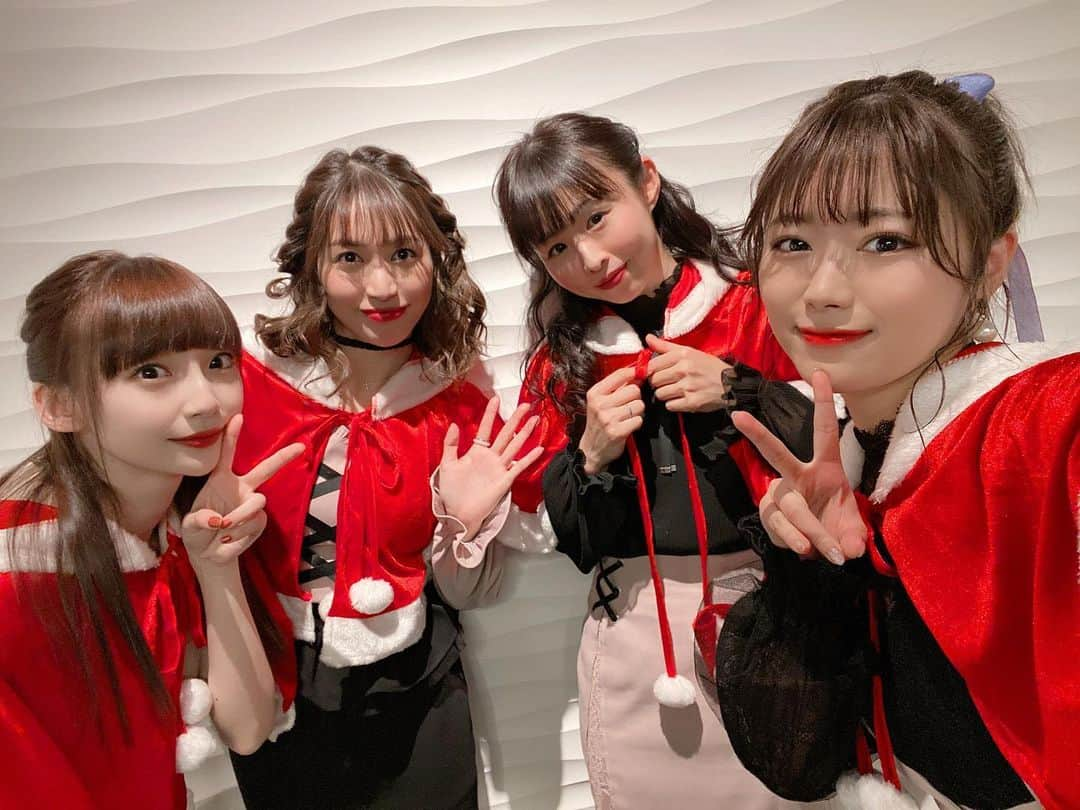 山内鈴蘭さんのインスタグラム写真 - (山内鈴蘭Instagram)「クリスマスのぽんちょかわいい🥰🎄 『#2030』ってユニット名なの！ 由来は、考えてみてーーっ🥺笑 ． ． またこの四人でライブしたいなぁ♫ トークも歌も学んだ時間でした😌 先輩との時間は本当に貴重で けれどみんな優しくて 伸び伸びさせてくださる先輩たち🥰 ． ． いつもありがとうございます❣️ ． ． #ミライステージ #スモールワールズ #クリスマス #クリスマス仮装 #クリスマス衣装 #ライブ #ホリプロ #ファミリー #niziu の歌歌ったよ💓 #eatme #衣装 #ヘアアレンジ #ポニーテール」12月19日 23時11分 - xxsuzuranxx