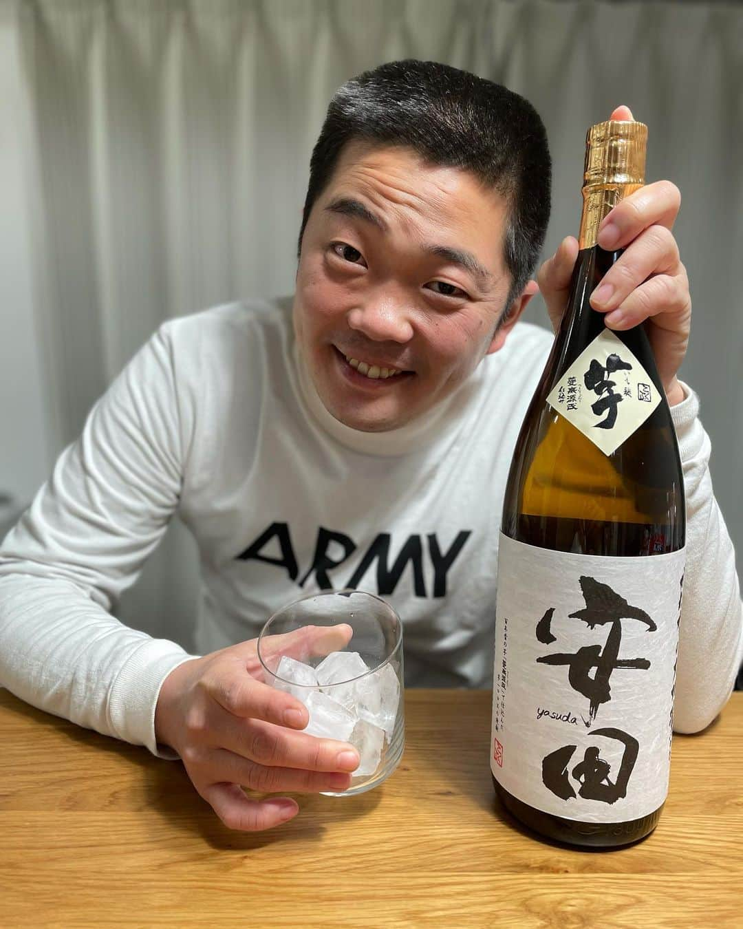 梶剛のインスタグラム：「安場の為に安田を買った！ #国分酒造 #芋焼酎 #丸亀じゃんご」