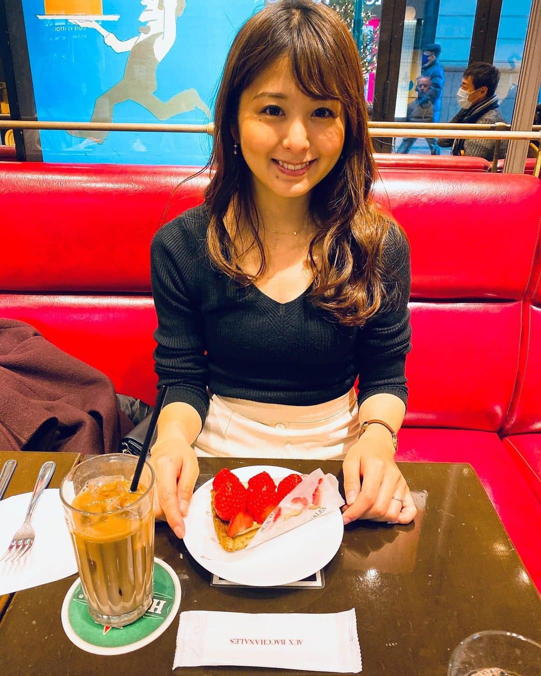 のインスタグラム：「今日はお買い物👍✨ ホットプレートに鍋欲しいもの大体買えて満足😚！  最近服が欲しいんだけど、これだって思う服が中々見つからない...🤔 何かないかなー😭  そして久しぶりに写真撮った🤣笑  #お出かけ#カフェ#いちごタルト #撮影#model#モデル#portrait#ロケ#ファインダー越しの私の世界#東京カメラ部#カメラ#一眼レフ#フォロー#カメラ女子#follow#japan#japanesegirl #いいね#コメント#ありがとうございます」