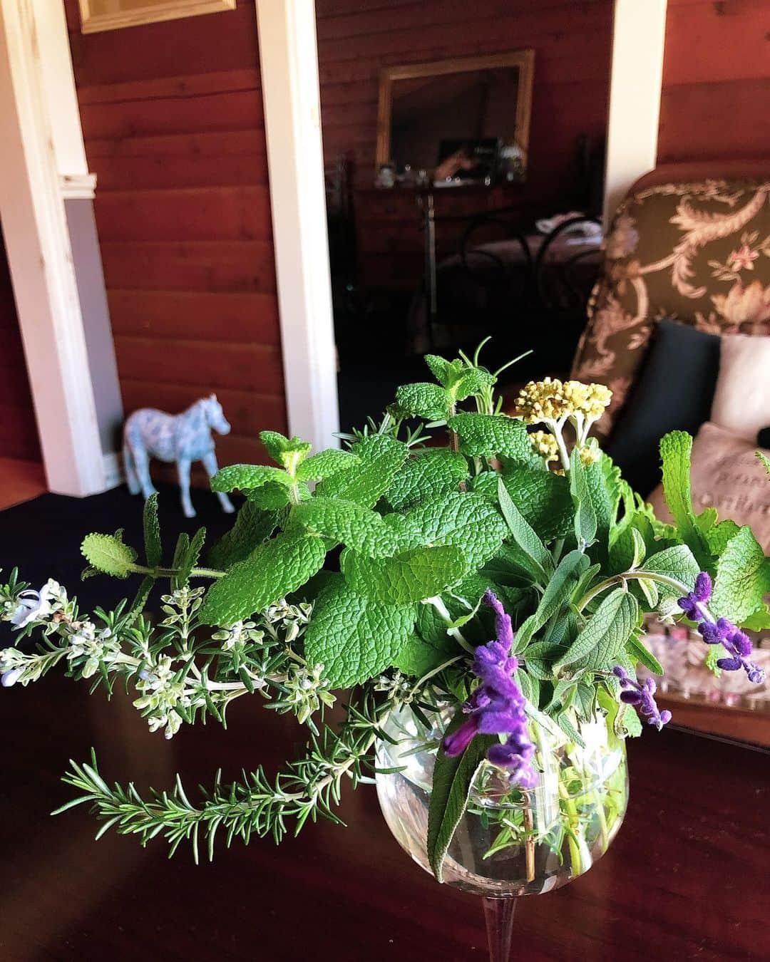 東美樹さんのインスタグラム写真 - (東美樹Instagram)「コテージに到着。可愛らしいハーブブーケとお茶目なメッセージがお出迎えしてくれました♡ Spent a few days unwinding in nature... I hadn’t realised how much I had missed this. This lovely herb bouquet and cute message on a cushion welcomed me when I arrived at the cottage. I felt so blissful in every moment. ☺️🌿🙏🏼💞 . . . #horsebackriding  #Japan #shortgetaway #horseriding #animist #mindfulness #mikihigashi #Japanesemodel #animistmiki #animism  #乗馬 #乗馬女子 #アニミズム #なりたい自分 #八百万の神 #マインドフルネス #東美樹 #自分を知る #無限の可能性」12月19日 23時14分 - mikko.36___