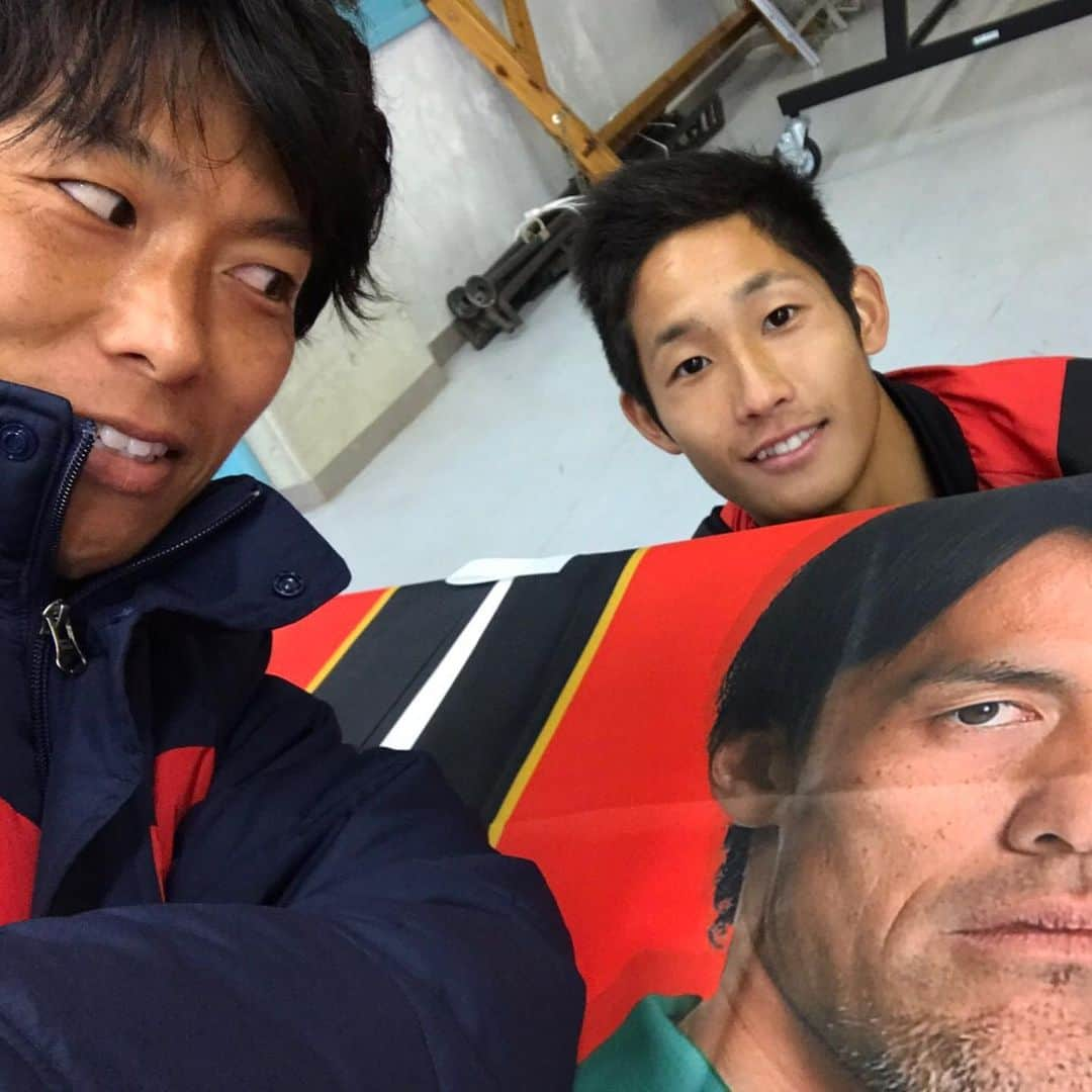 青木亮太さんのインスタグラム写真 - (青木亮太Instagram)「寿人さんの突然の引退めちゃくちゃ悲しいです😢 名古屋に来てから良い時も悪い時もいつも先頭に立って戦ってくれました、短いサッカー人生の中で寿人さんと一緒にプレーできた事は一生の宝物です！ ありがとうございました！ 現役生活お疲れ様でした！ #楢さん顔半分にしてすいません…笑」12月19日 23時14分 - ryotaoki.official