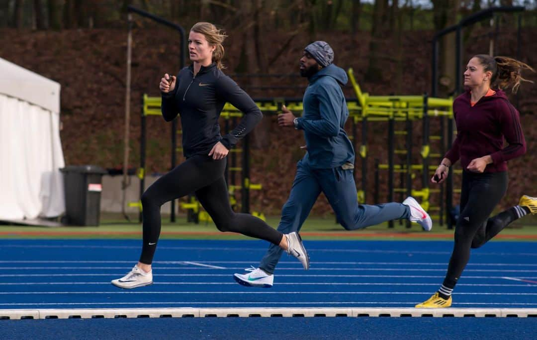 ダフネ・シパーズさんのインスタグラム写真 - (ダフネ・シパーズInstagram)「Took some time to stand on my feet again after these tough running sessions, but weird as it sounds: I like that feeling from time to time 😇 #pushinglimits」12月19日 23時14分 - dafne_schippers