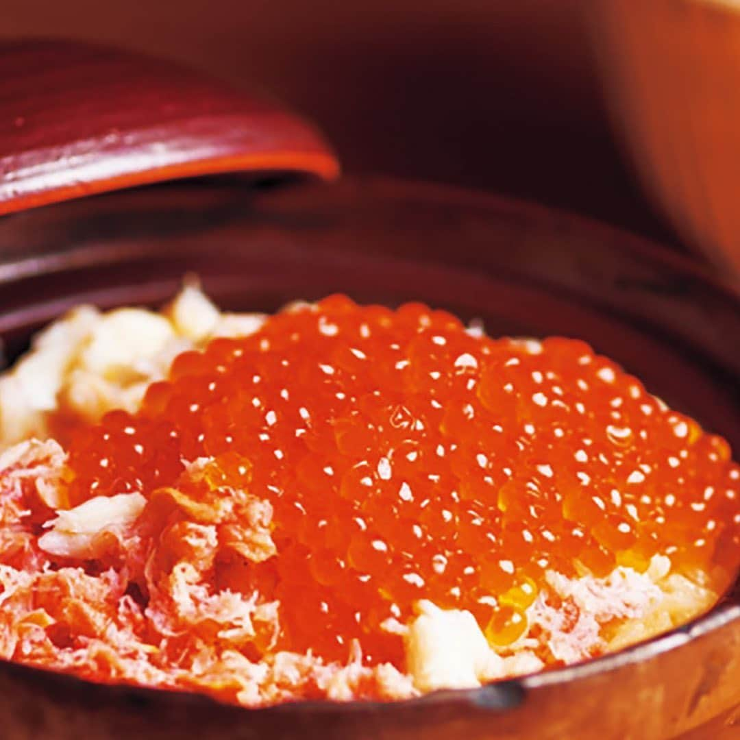 東京カレンダーさんのインスタグラム写真 - (東京カレンダーInstagram)「「ずわい蟹といくらの土鍋ご飯」 広いカウンターで本格和食を楽しめる銀座の有名店。 自慢は毎月3種ほどそろう土鍋ご飯。 冬の時期のイチオシは「ずわい蟹といくら」。 たっぷりのいくらと丁寧にほぐされた蟹の身が相性抜群。 1合から炊いてもらえるフレキシブルさもうれしい ⠀⠀⠀⠀⠀⠀⠀⠀⠀ ⠀⠀⠀⠀⠀⠀⠀⠀⠀ ーーinfoーーーー﻿ 店名▷ 銀座KAN エリア▷ #銀座 電話番号▷03-3562-7557 ※お問い合わせの際は『東京カレンダーのインスタを見た』とお伝えいただければ幸いです。﻿ 住所▷中央区銀座 2-4-6 銀座Velvia館 7F　 ーーーーーーーー﻿ ﻿ ﻿ ★コースの詳細や店内の様子は﻿ 『月刊誌　東京カレンダー2021 1月号 #冬のご馳走へ　』にて﻿ ﻿ ーーーーーーー★ーーーーーーーー﻿ @tokyocalendar プロフィールURLの﻿ 東カレweb（アプリ）では、﻿ 高級グルメ情報や話題のレストラン、﻿ 手土産からテイクアウトグルメなど﻿ 東京のグルメ情報を幅広くご紹介。﻿ そして大人気コンテンツ、東カレweb小説や﻿ トレンドニュースも配信しております。﻿ ーーーーーーーーーーーーーーーー ﻿ ﻿ #銀座KAN #東京カレンダー #Tokyocalendar #東カレ #東京グルメ #東京美食 #food #instafood #Tokyofood #銀座グルメ #有楽町グルメ #新橋グルメ　#japanesefood #東京おすすめ  #インスタ映え #和食  #創作料理　#冬の味覚　#うに　#ikura #いくら丼 #いくら #インパクト　#土鍋ご飯　#ズワイ蟹」12月19日 23時26分 - tokyocalendar