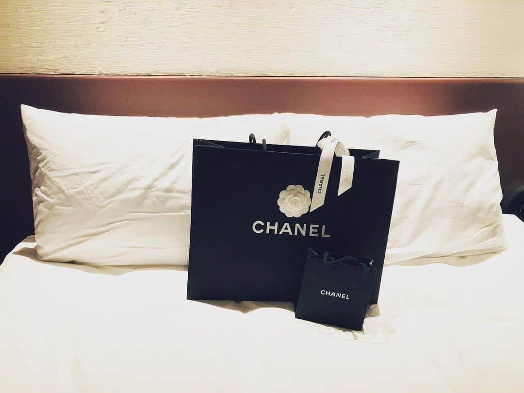 加賀美早紀さんのインスタグラム写真 - (加賀美早紀Instagram)「お買い物したらチョコ貰った🍫 💗☺️  #chanel @chanelofficial #チョコレート」12月19日 23時20分 - kagami_saki