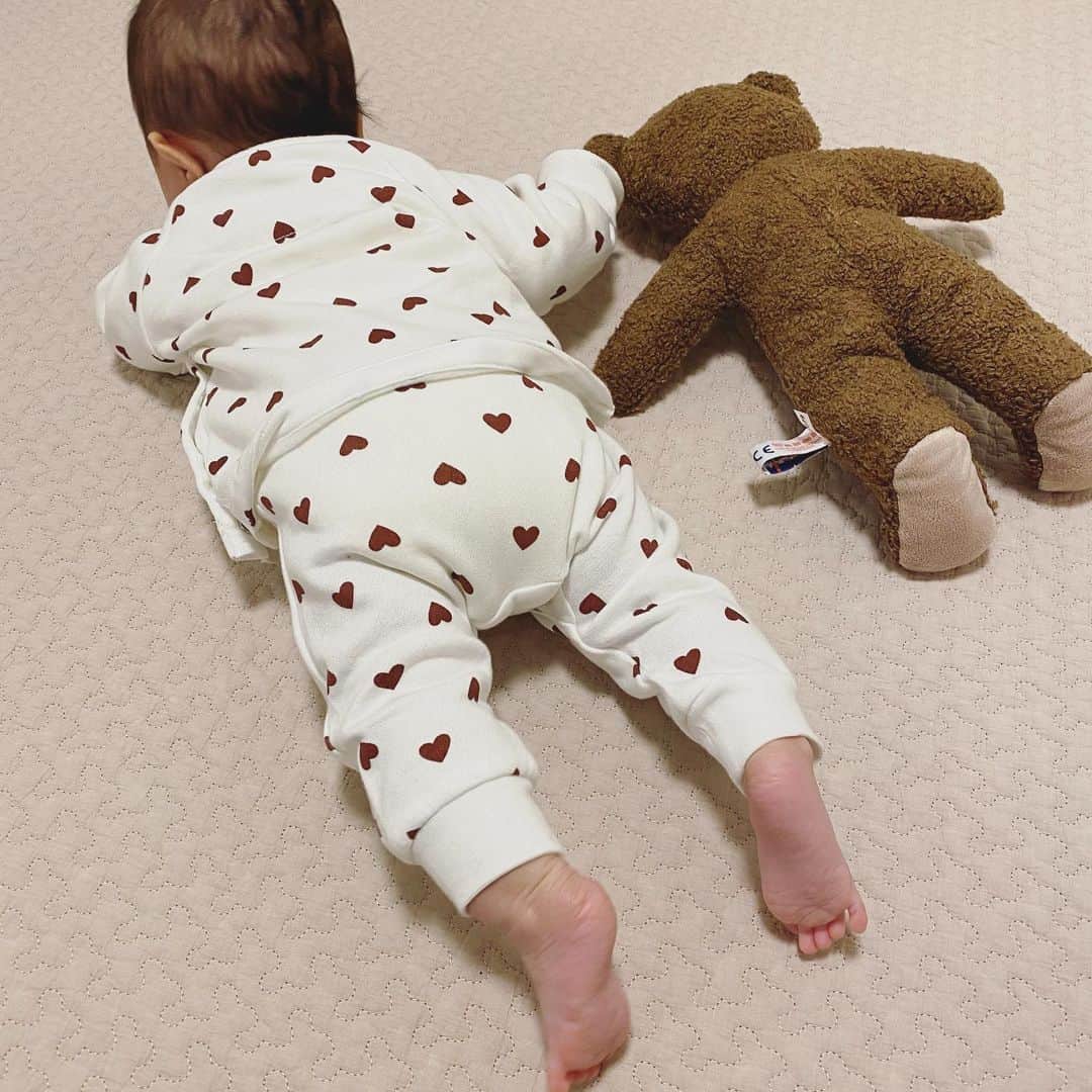 のインスタグラム：「.  🧸さんと仲良くうつ伏せ♡ 今日もたのしかったね♡ 今日も元気いっぱいありがとう。  #littlemai🍒」
