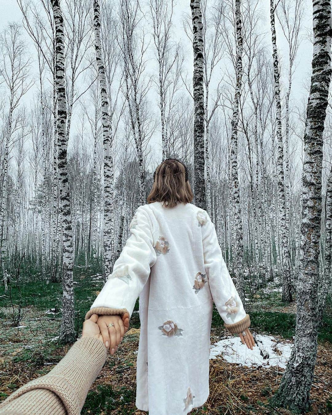 Nataly Osmannさんのインスタグラム写真 - (Nataly OsmannInstagram)「#FollowMeTo Bryansky forest, Russia My favourite symbol of Russia is birch tree. Have you ever tried the birch sap, guys?  #СледуйЗаМной в Брянский лес, Россия. В какие родные по духу места мы успели съездить в этом году! Величественный лес, берёзовые рощи, зубры, бобры, птицы - что мы только не успели осмотреть за два дня в главной достопримечательности Брянской области - местном заповеднике :) и конечно мы много узнали о проблеме сохранения леса , и исчезновение не тронутых человеком мест, которые пагубно влияют на природу. Уже завтра выходит наш влог, в котором все подробно покажем, а также поговорим с легендарным хранителем местных красот, борцом за сохрание природы - кто угадает, о ком речь? Пишите в комментариях ;) #нацпроектэкология」12月19日 23時27分 - natalyosmann