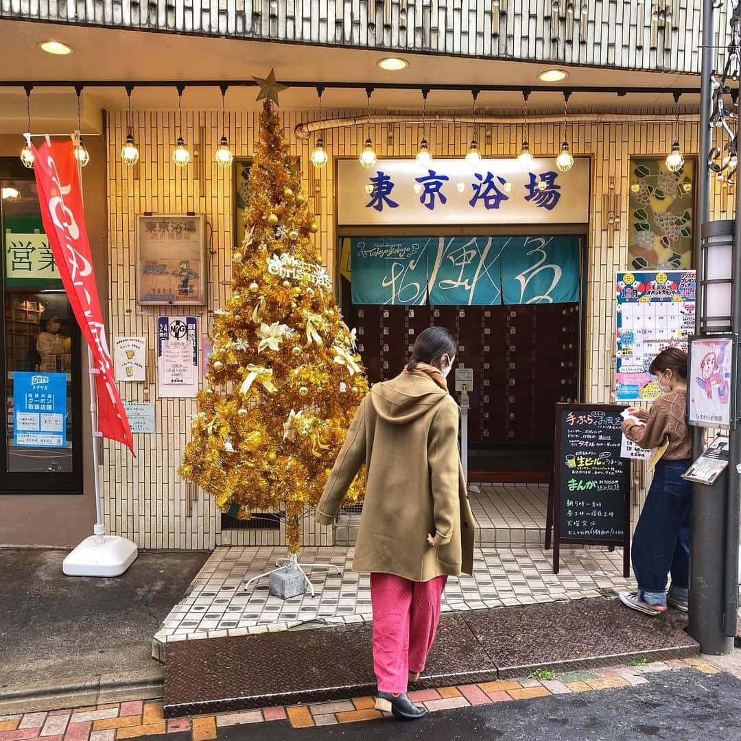 シナダユイさんのインスタグラム写真 - (シナダユイInstagram)「先週末、今週末と銭湯巡り（最近編み出した🗼エンジョイコース）。本日のコースは、 @cizia_nishikoyama でレモンパスタ🍋等食べた後に @245tokyoyokujo に♨️ * ほぼ手ぶら（一応オーガニック系のスキンケアサンプルのみ）。 もー、浴場広いし、浴槽のブルーとアヒル🐥や柑橘のコントラストがポップで、ドライヤーはダイソン（ぽいやつ※あとで旦那さんと話してて気づく。でも使いやすいよ）だし、良かったなぁ〜♨️ * * #都内デート  #ナチュール#ありき #組んでます#銭湯#東京浴場  #西小山#進出#次は#江古田#か#蒲田#行きたいところは#色々ある#夫婦時間#東京#tokyo」12月19日 23時29分 - yuis96