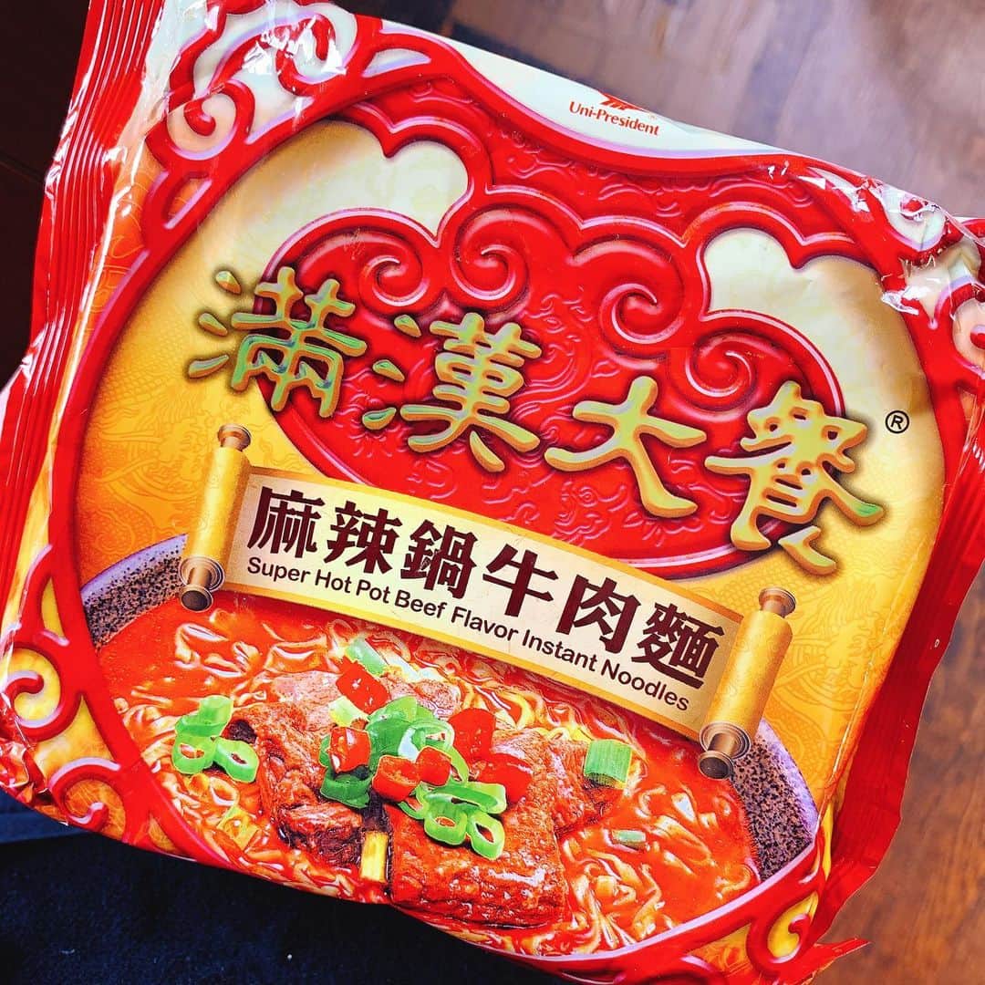 宮島咲良さんのインスタグラム写真 - (宮島咲良Instagram)「ㅤㅤㅤㅤㅤㅤㅤㅤㅤㅤㅤㅤㅤ ミヤジマン的袋ラーメンNO.1は間違いなくこれ。 台湾の『#満漢大食 麻辣鍋牛肉麺』🍜 ここ数年、これ以上に美味しい袋ラーメンを食べたことが私はない🤤 お土産にいただいて初めて食べた時から完全に虜。 ㅤㅤㅤㅤㅤㅤㅤㅤㅤㅤㅤㅤㅤ とにかく麺が美味しい！！！！ あとお肉も美味しい！！！！ スープも薬膳風で身体に良い気がして罪悪感も少ない！！！！ ㅤㅤㅤㅤㅤㅤㅤㅤㅤㅤㅤㅤㅤ 万が一私に何かあげようと思った時は、これさえくれたらニッコニコです。 どんなハイブランド品よりも喜ぶ。 ㅤㅤㅤㅤㅤㅤㅤㅤㅤㅤㅤㅤㅤ 八角の香りや辛いものが苦手な方は無理だと思うけれど、 この種類で辛くないものもあるので気になった方はぜひ食べてみてね😋✨ ㅤㅤㅤㅤㅤㅤㅤㅤㅤㅤㅤㅤㅤ #袋ラーメン #インスタントラーメン」12月19日 23時29分 - sakura_miyajiman