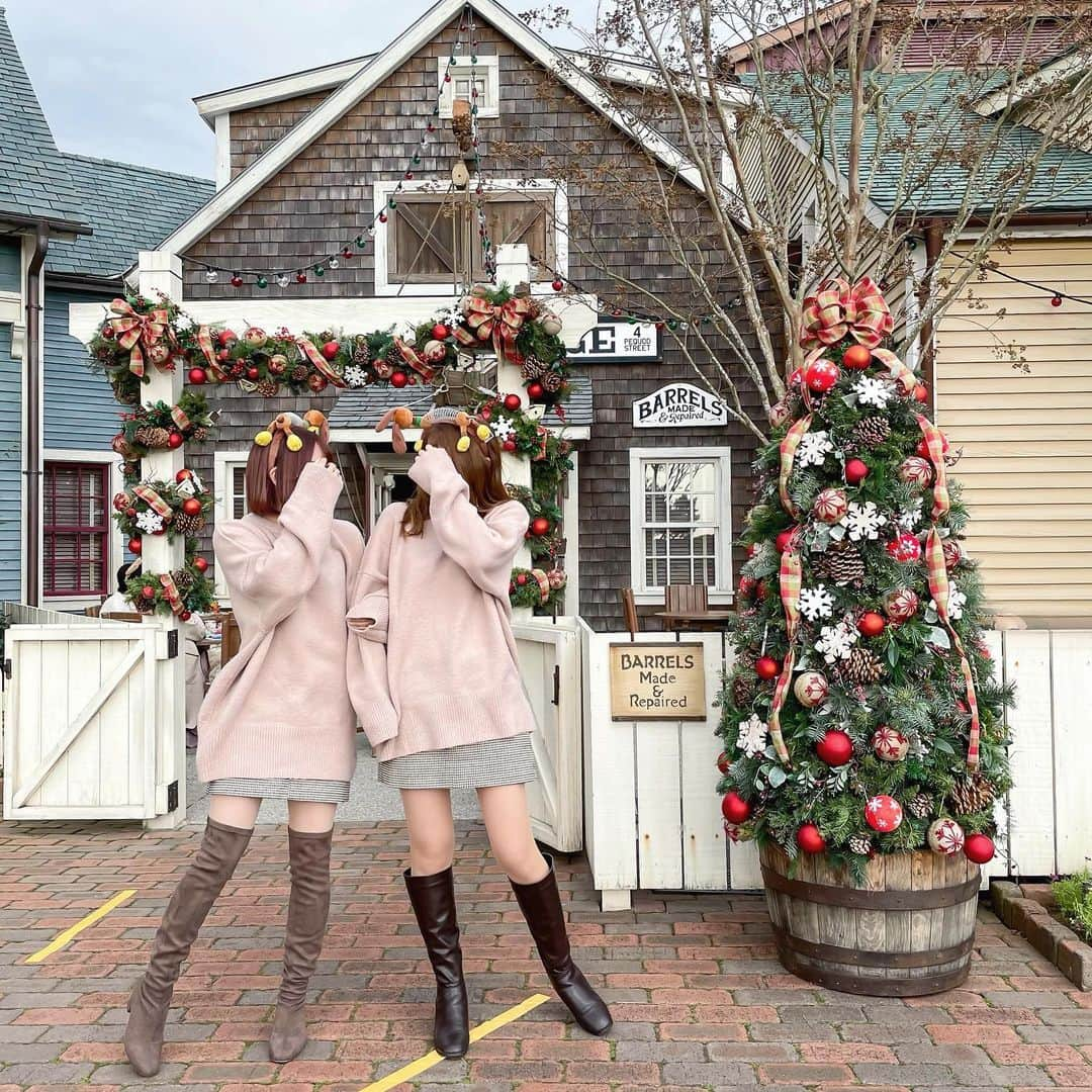 RIEさんのインスタグラム写真 - (RIEInstagram)「❤︎ 𝐃𝐢𝐬𝐧𝐞𝐲 𝐂𝐨𝐝𝐞 ❤︎﻿ ﻿ 急遽クリスマスディズニー🎄﻿ ずっとやってみたかった﻿ スリンキードックコーデ🐕❤︎﻿ ﻿ 毎年ケープゴッド・クックオフの﻿ クリスマスツリーが可愛くて好き🧸💫﻿ ﻿ ニットは @grl_official のオーバーサイズニット🧶﻿ もっちりとしていてふわふわな着心地☁️﻿ ボトムスは @zara のスコート🎩﻿ 前はスカート、後ろはショーパンに見える﻿ 有能スカートでお気に入り🎀﻿ ﻿ 寒そうなコーデに見られがちだけど﻿ ロングブーツがほんとうにあったかい♨️﻿ 再熱してるロングブーツだけど﻿ 冬の必須アイテムでしかない💪🏼﻿ ﻿ ﻿ ﻿ ﻿ #スリンキー #スリンキーコーデ #トイストーリーコーデ #トイストーリー #スリンキーカチューシャ #スリンキードッグ #slinkydog #toystory #disneysea #disneybound #トイストーリーバウンド #ディズニーコーデ #ディズニーバウンド #ディズニーカチューシャ #ディズニーグッズ #ディズニーシー #シミラールック #迪士尼 #おそろいディズニー #ディズニー風景 #ディズニーフォトスポット #disneystyle #ZARA #ザラジョ #ZARA購入品 #GRL #グレイル #GRL購入品 #プチプラコーデ」12月19日 23時29分 - rie_tabi