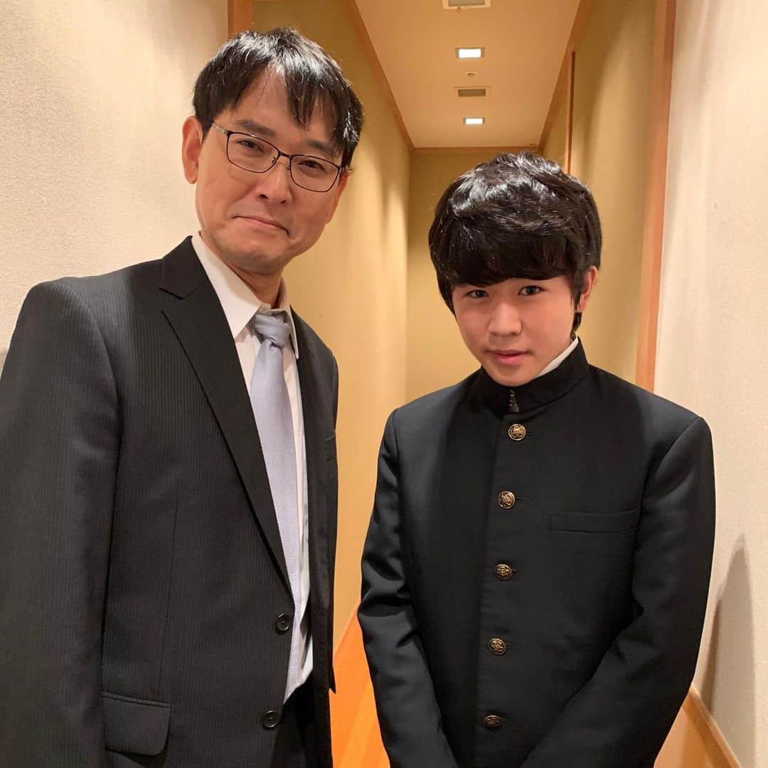 鈴木福さんのインスタグラム写真 - (鈴木福Instagram)「いよいよ明日BSプレミアムで夜9時から｢うつ病九段｣放送です！ ナイツの土屋さん演じる羽生善治さんと、鈴木福扮する藤井聡太さんのツーショット！！  うつ病九段ぜひ観てください！  #うつ病九段#BSプレミアム#将棋#ナイツ#土屋伸之 さん#羽生善治 さん#藤井聡太 さん#ぜひ観てください」12月19日 23時37分 - s_fuku_te