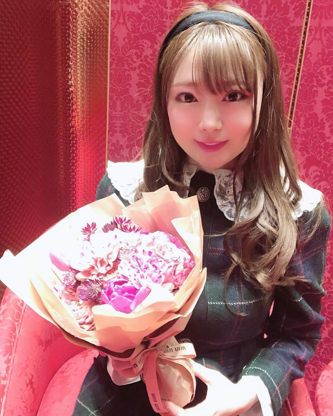 瑞咲まみさんのインスタグラム写真 - (瑞咲まみInstagram)「💓💐💓 大好きなミュウミュウ様から💫 クリスマスプレゼントに 花束をもらったよ🥺💓🌹🎁  私の大好きなピンクのお花💐💕 可愛すぎる🥺💘💘  さっそくお部屋に飾りました💐  お花ってもらったらやっぱり嬉しい😇 ありがたいなぁ💝 . . . #ミュウミュウ #クリスマスプレゼント #花束もらった」12月19日 23時38分 - ma_09_mi