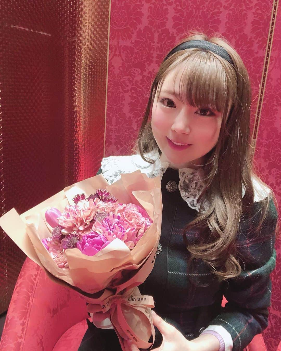 瑞咲まみさんのインスタグラム写真 - (瑞咲まみInstagram)「💓💐💓 大好きなミュウミュウ様から💫 クリスマスプレゼントに 花束をもらったよ🥺💓🌹🎁  私の大好きなピンクのお花💐💕 可愛すぎる🥺💘💘  さっそくお部屋に飾りました💐  お花ってもらったらやっぱり嬉しい😇 ありがたいなぁ💝 . . . #ミュウミュウ #クリスマスプレゼント #花束もらった」12月19日 23時38分 - ma_09_mi