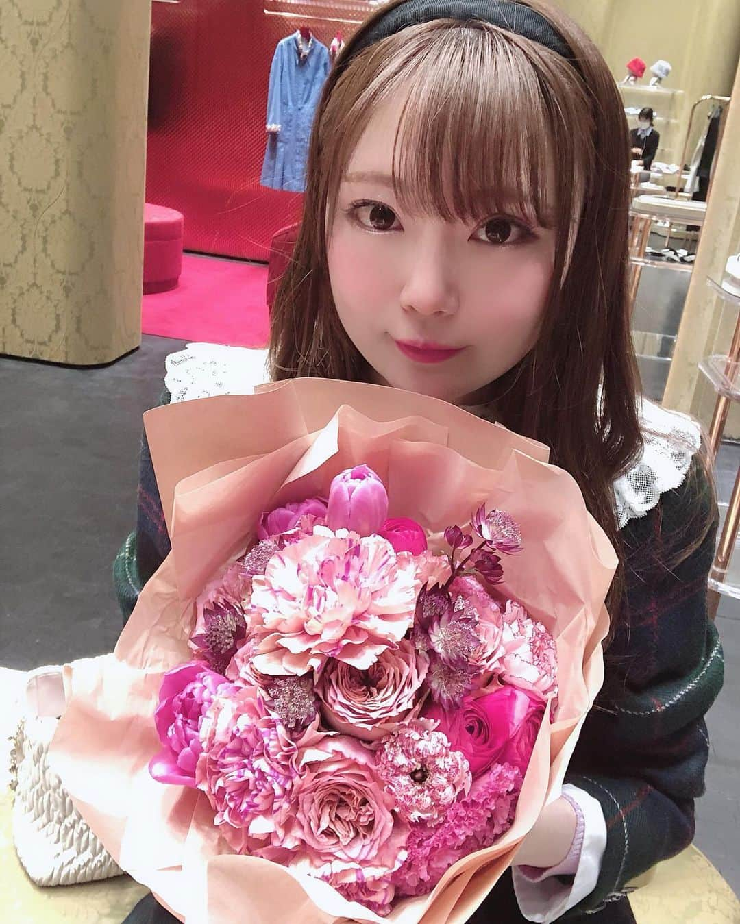 瑞咲まみさんのインスタグラム写真 - (瑞咲まみInstagram)「💓💐💓 大好きなミュウミュウ様から💫 クリスマスプレゼントに 花束をもらったよ🥺💓🌹🎁  私の大好きなピンクのお花💐💕 可愛すぎる🥺💘💘  さっそくお部屋に飾りました💐  お花ってもらったらやっぱり嬉しい😇 ありがたいなぁ💝 . . . #ミュウミュウ #クリスマスプレゼント #花束もらった」12月19日 23時38分 - ma_09_mi