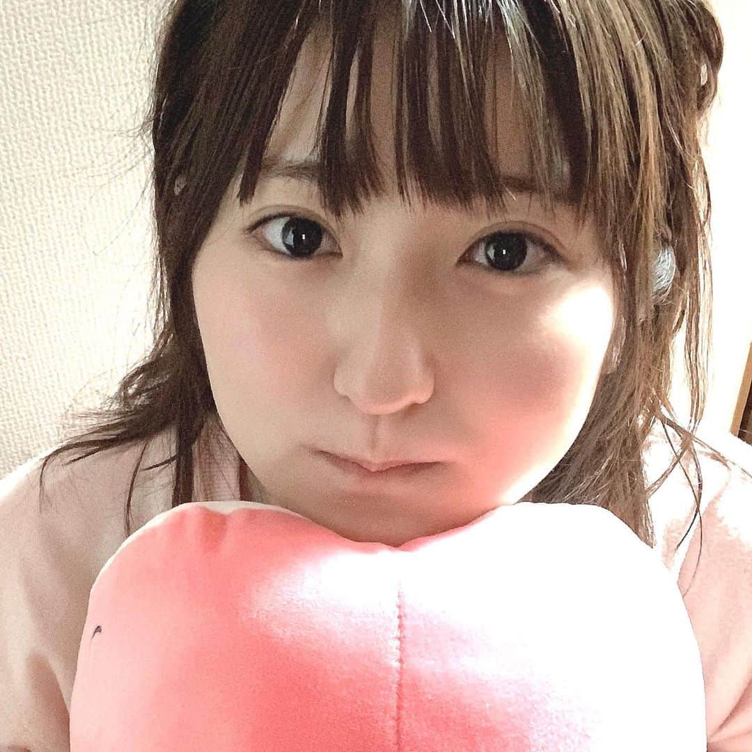 金城成美さんのインスタグラム写真 - (金城成美Instagram)「* 母ちゃんが、歌番組観て 「この人オブラートすごいね！！！」 って言ってました。 * * * それを言うならビブラートだよ母ちゃん。 * * * * #写真と文章関係なさすぎてビックリ #母ちゃん言い間違い多くてビックリ #この間シンプル顔の事てんぷら顔って言ってたね #真逆だよ #てんぷら顔とは一体 #おやすみパシャリ #パジャマ女子 #roomwear #寝る前 #すっぴん」12月19日 23時40分 - kinjo_narumi